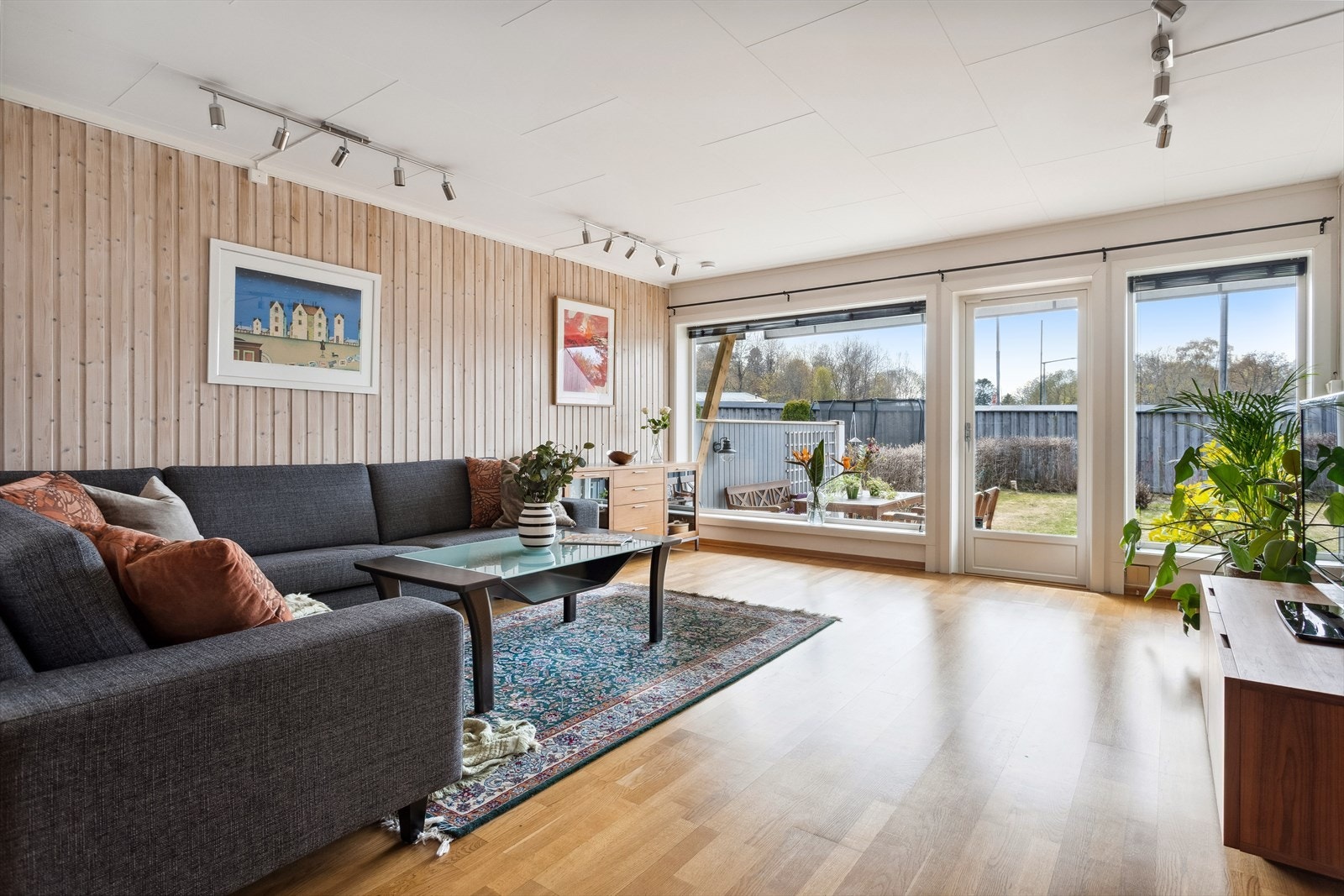 Hovedstuen er av god størrelse og oppleves meget møbleringsvennlig. Galleribilde