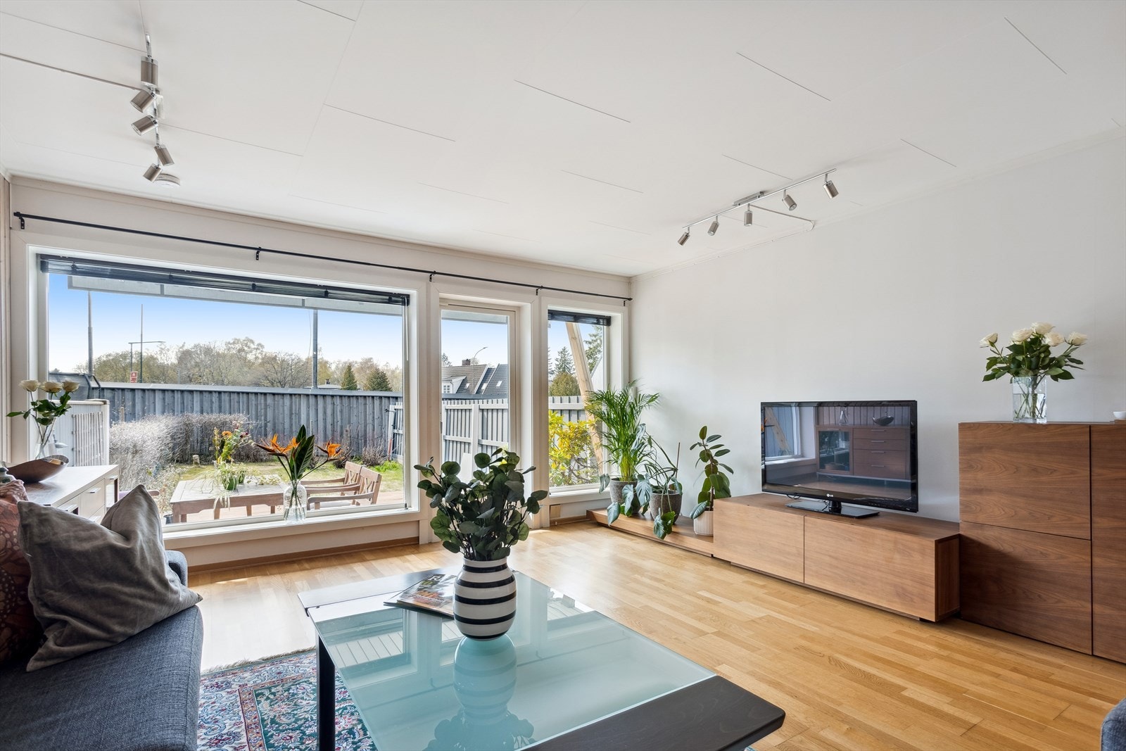 Fra stuen er det adkomst ut til boligens flotte terrasseplatting og videre ut til den solrike, frodige hagen. Galleribilde