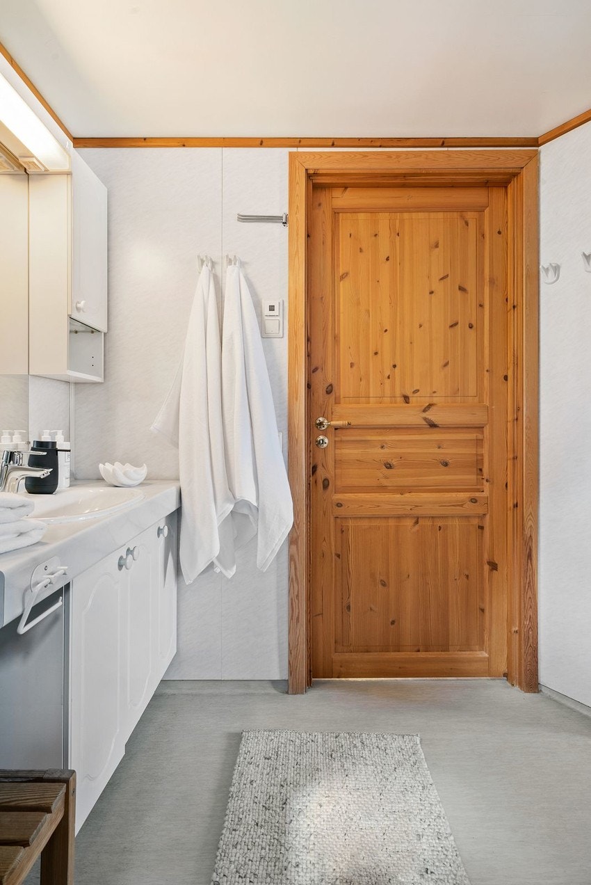 Det er adkomst til badet både fra kjøkkenet og fra soverommet. Galleribilde