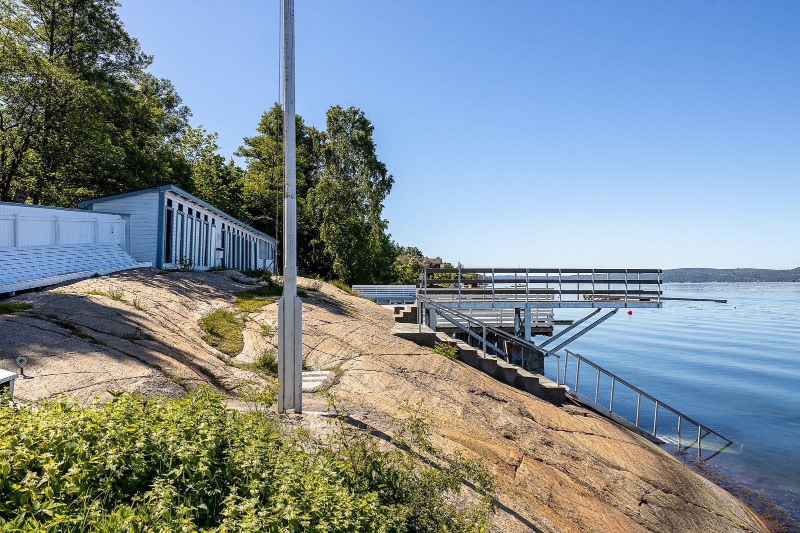 En liten spasertur ned til privat badeplass ved innmelding i Ljans Vel Galleribilde