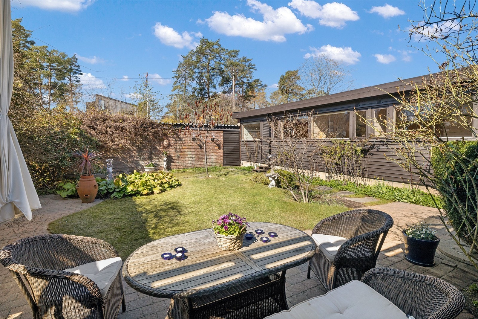 Solrikt og usjenert atrium med dør til garasjen Galleribilde