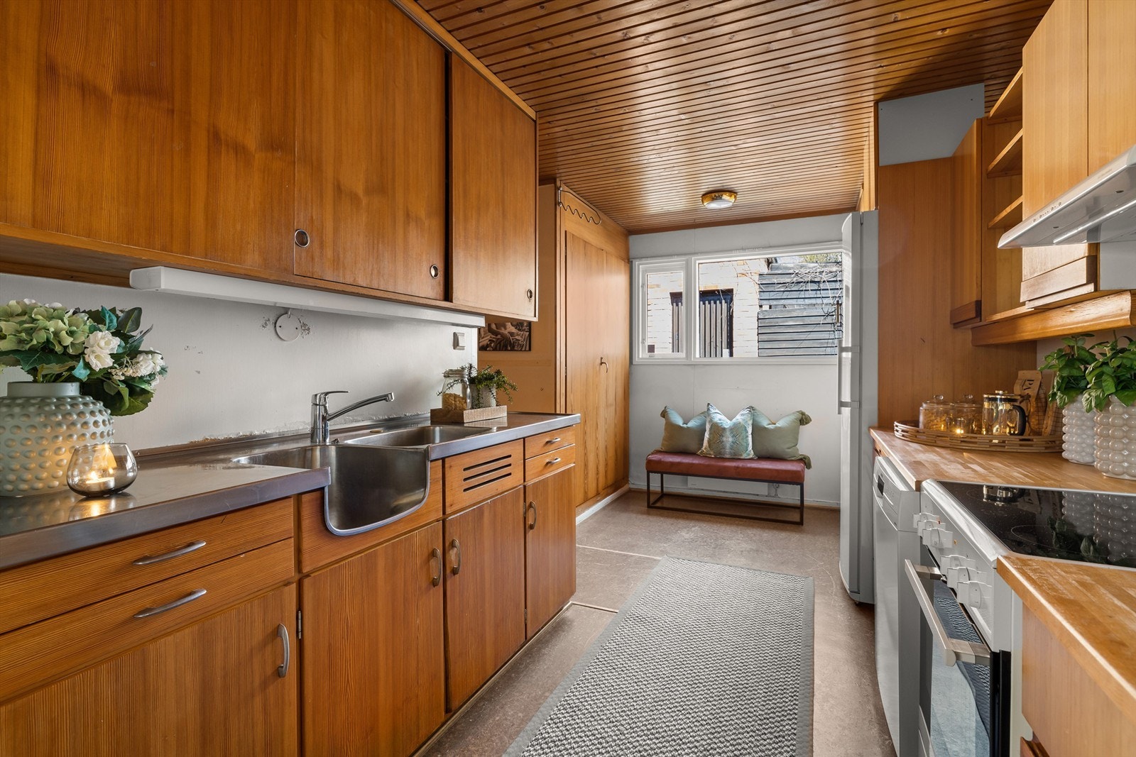 Kjøkkenet har godt med skapplass Galleribilde