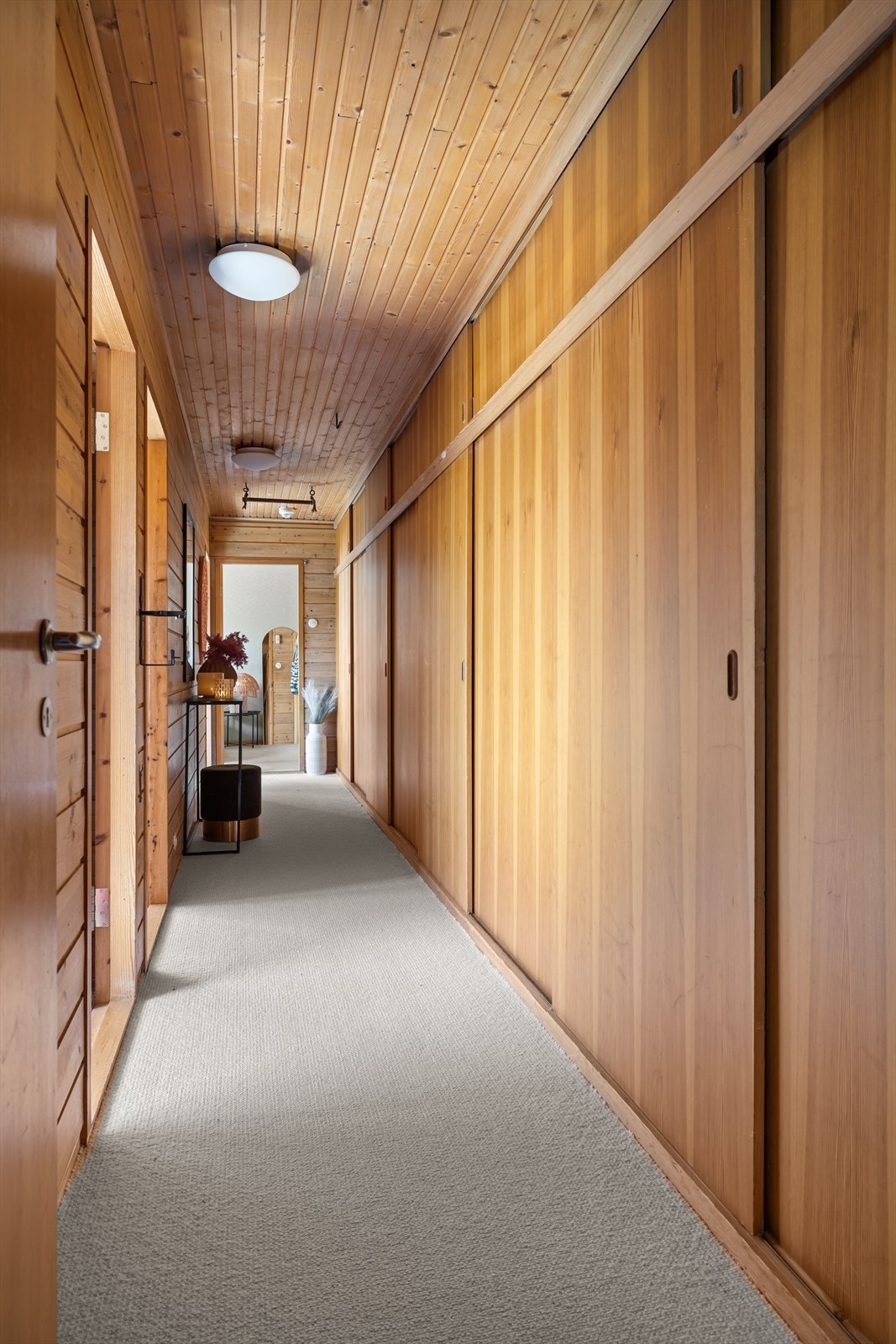 Gang i soveromsfløyen med over 7 meter med garderobeskap Galleribilde