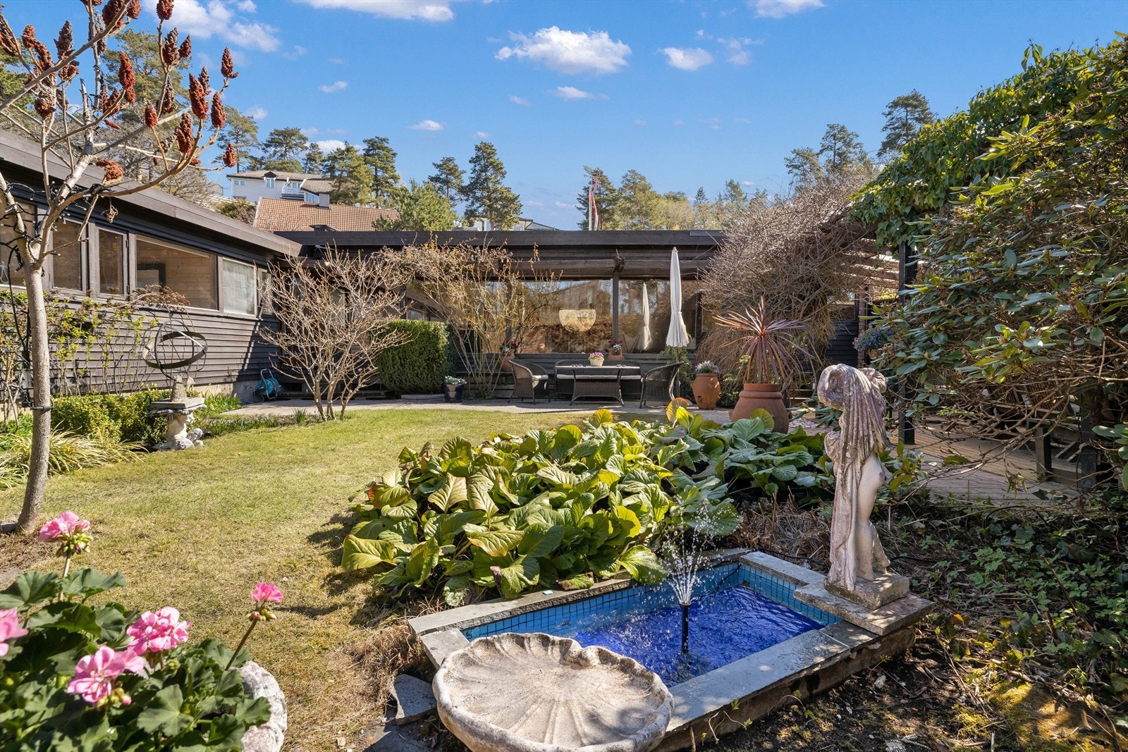 Idyllisk og skjermet atrium Galleribilde