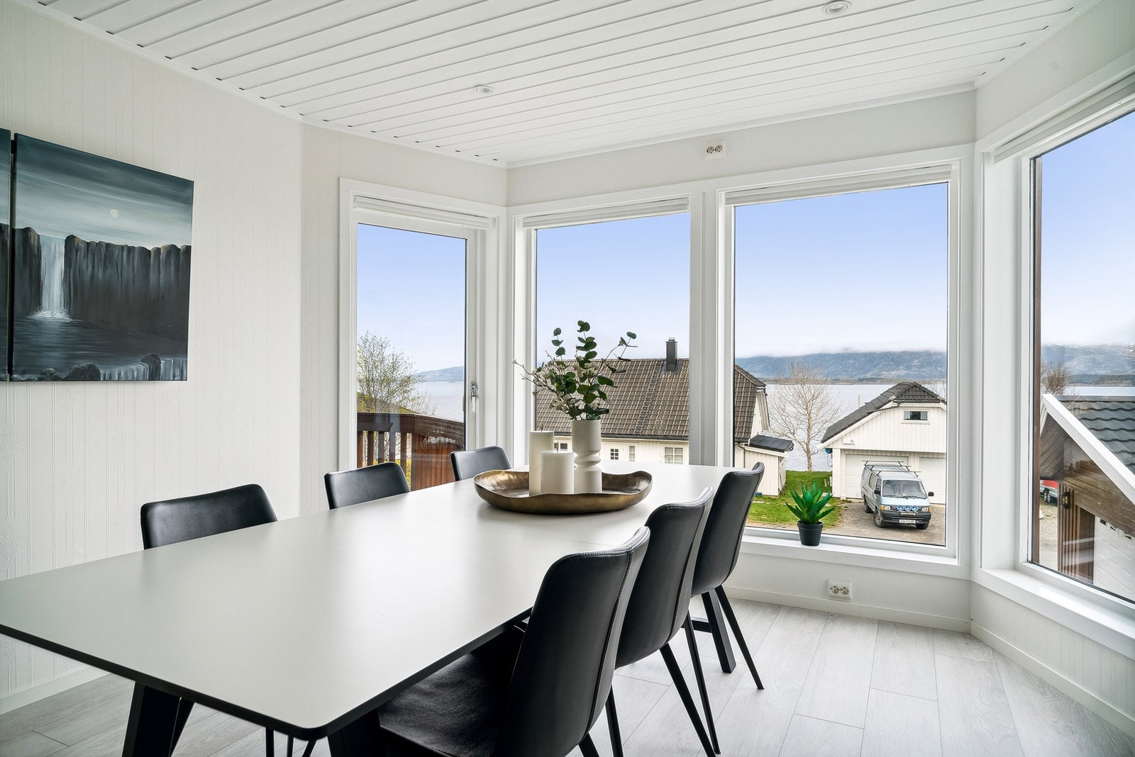 Store vindusflater som gir godt med lys-inn-slipp og utsikt mot Alstenfjorden Galleribilde