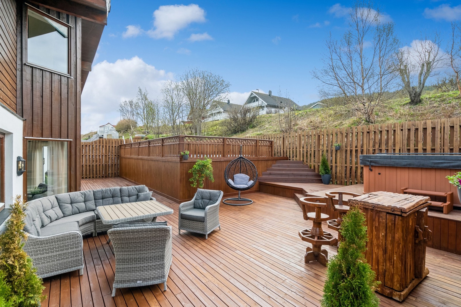 God plass til utemøbler flere steder - På denne siden finner du basseng og jacuzzi - Alt er tilrettelagt for nydelige sommerdager for hele familien. Galleribilde