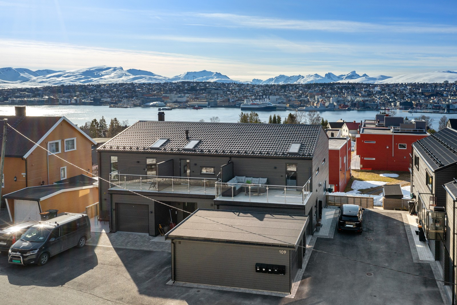 Flott opparbeidet uteområdet med stein og asfalt i parkeringssonene. Boligen har egen garasje. I tillegg disponerer boligen 2 utvendige parkeringsplasser. En ved inngangsparti og en langs garasjevegg mot øst.