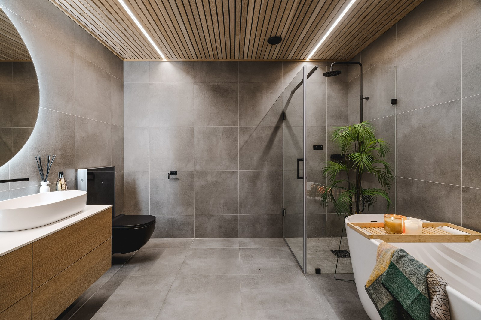 Badet har et flott himling av eikespiler med integrert belysning.