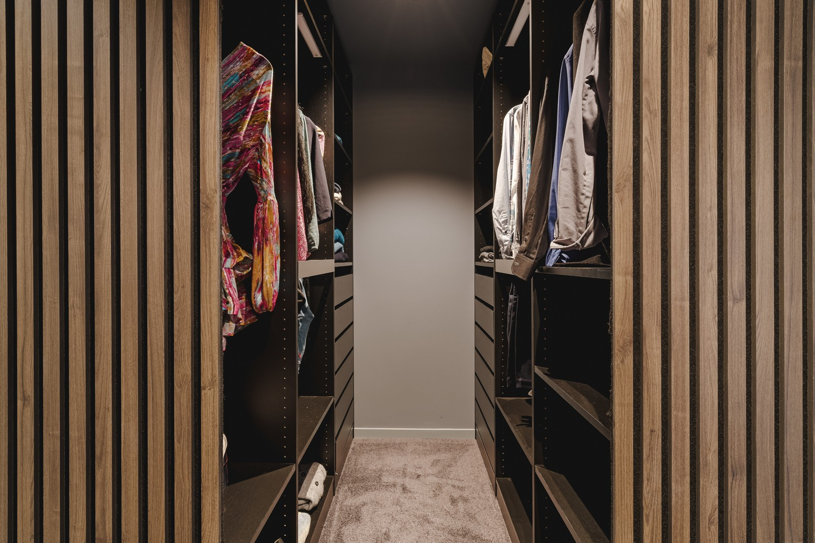 Hovedsoverommet har egen walk-in garderobe