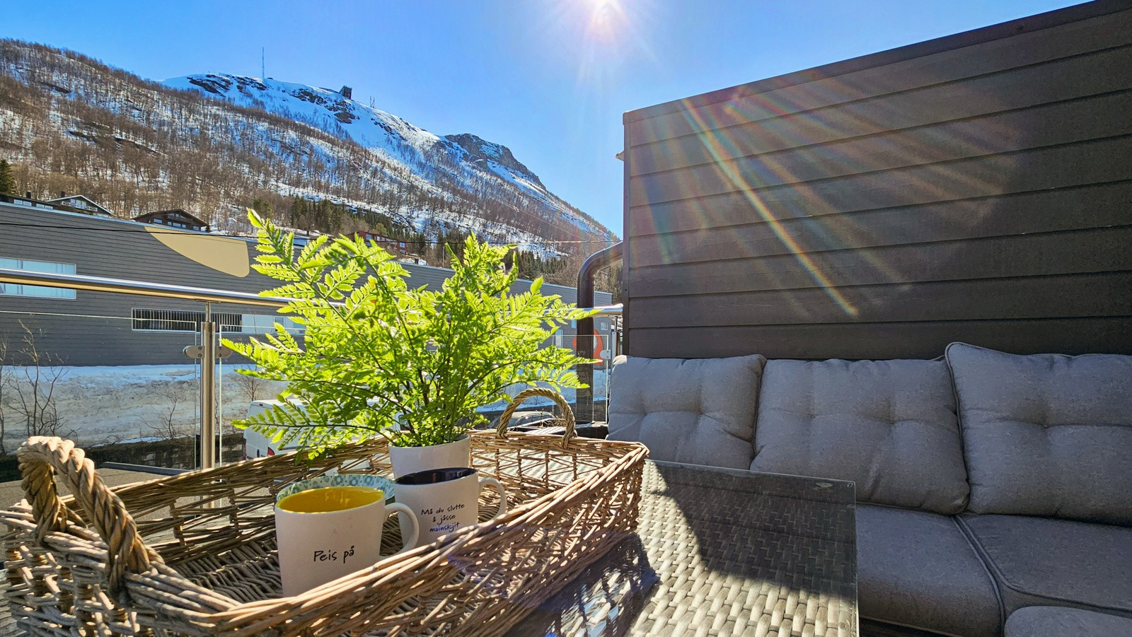 Takterrasse med optimale solforhold fra tidlig morgen til ca. 13:00. Etter dette overtar terrassen mot vest solen helt frem leggetid.