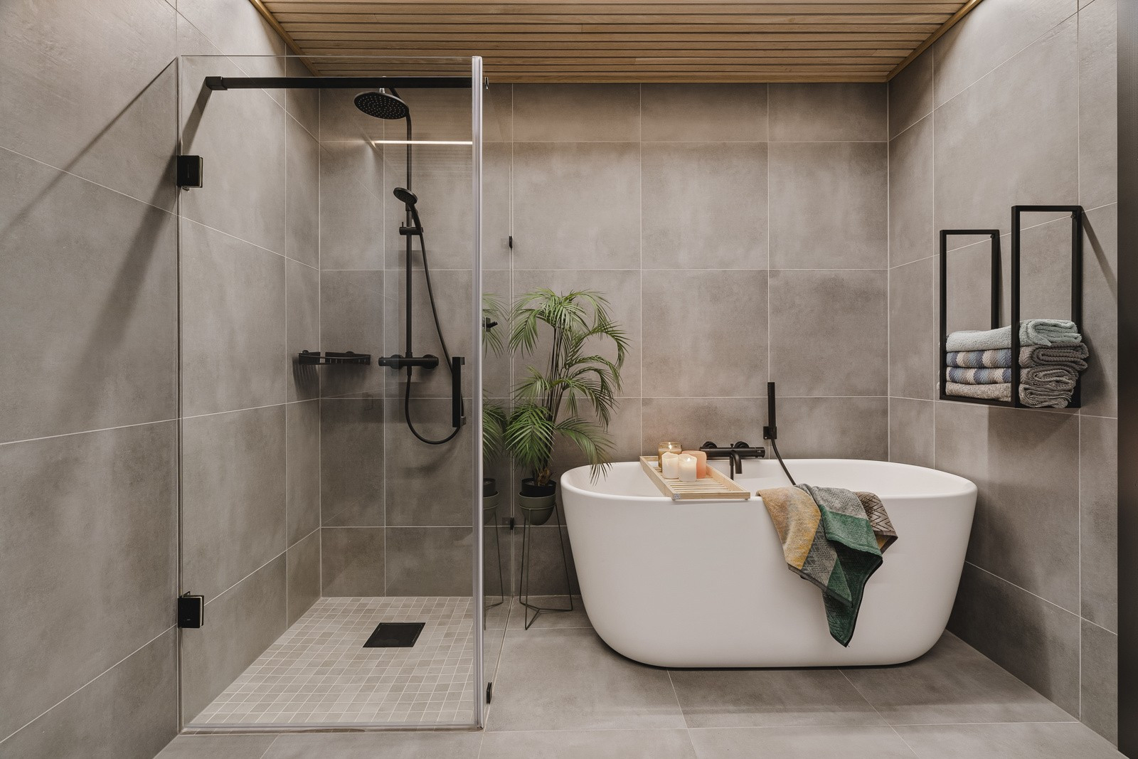 Badet er romslig med plass til både dusj og badekar