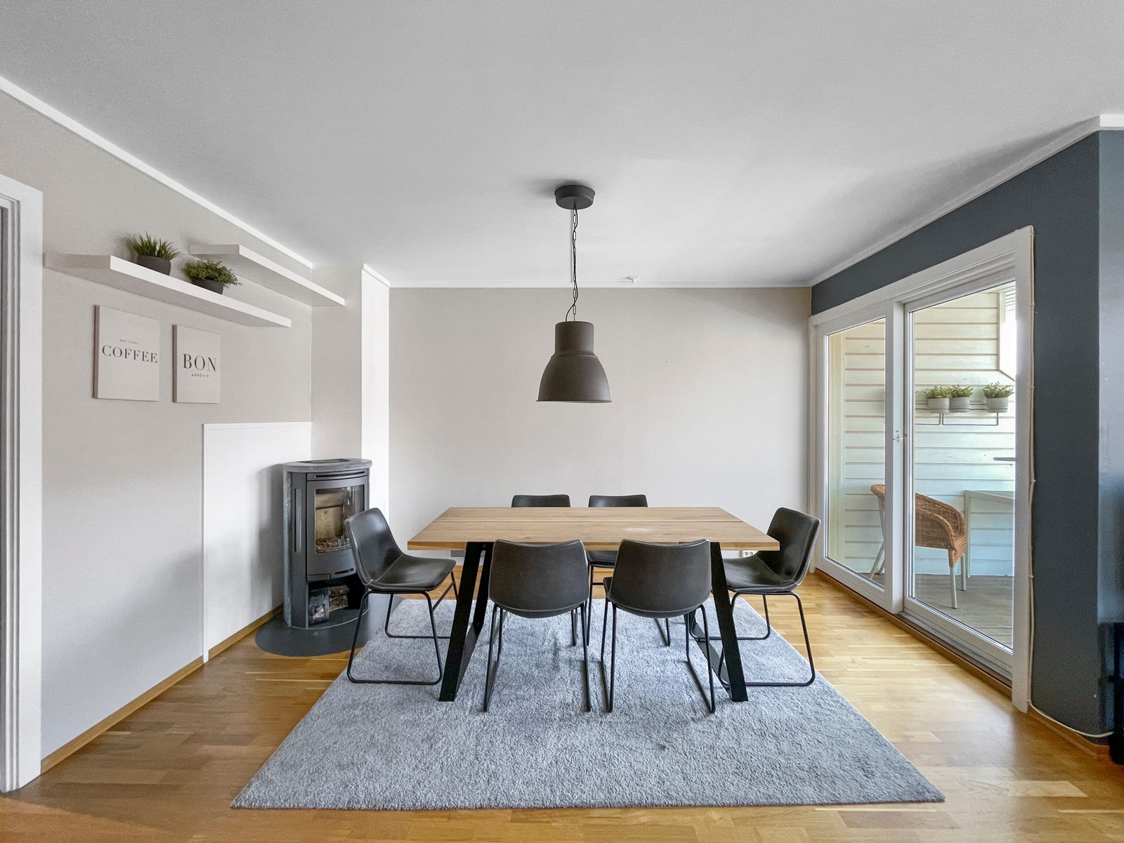 Peisovn og og plass til spisebord Galleribilde
