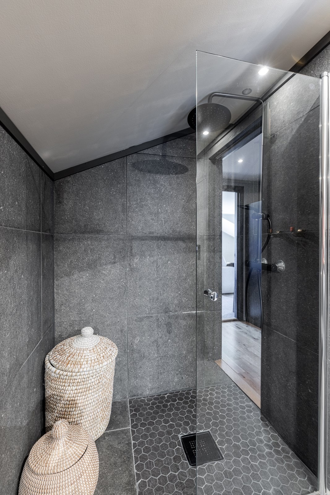 Mørke og delikate fliser på gulv og vegger gir den luksuriøse følelsen. Galleribilde