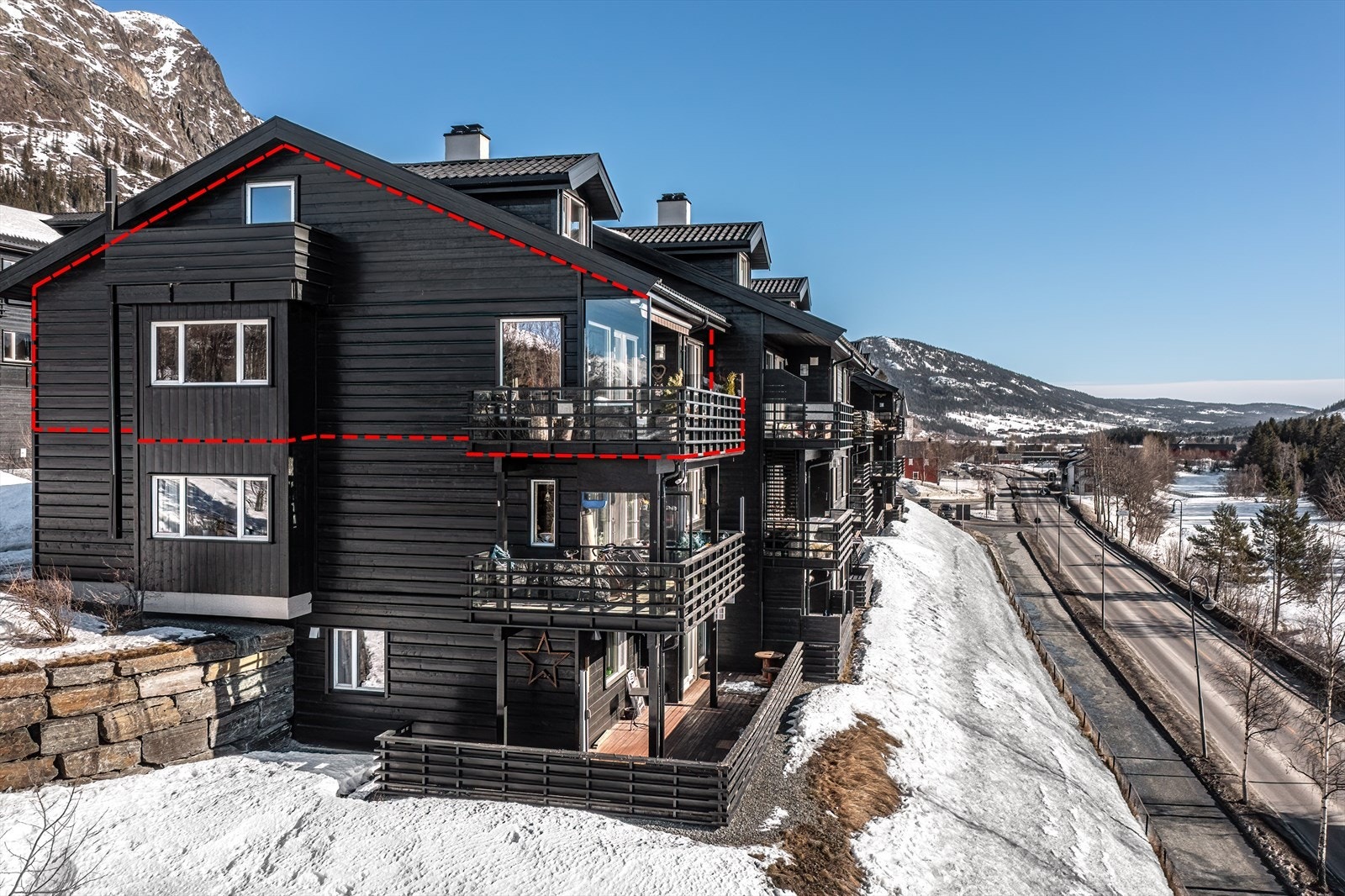 Leiligheten går over 2 etasjer. Galleribilde