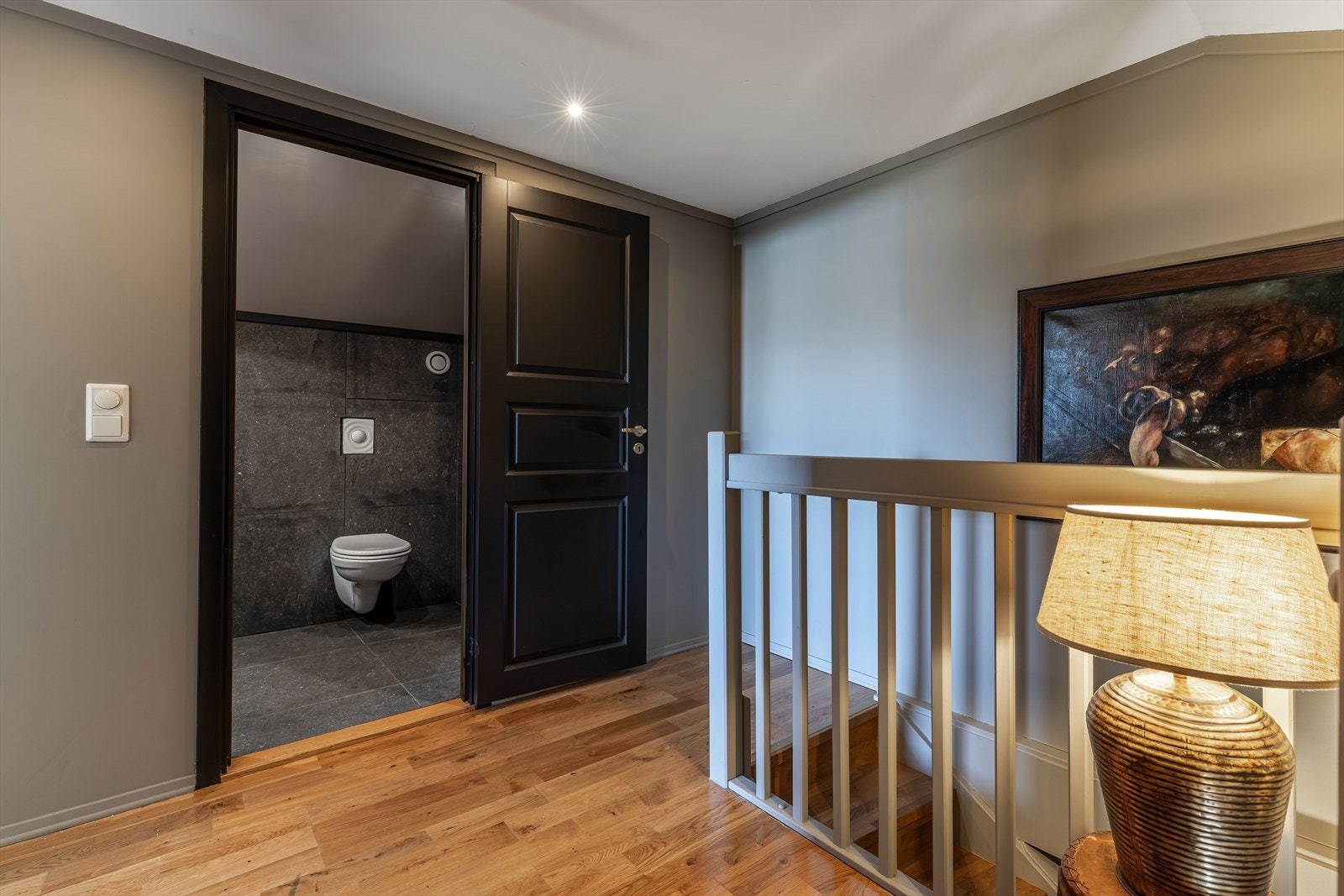 I boligens 2. etasje finner man trappegang, baderom nummer 2 og soverom 2. Galleribilde