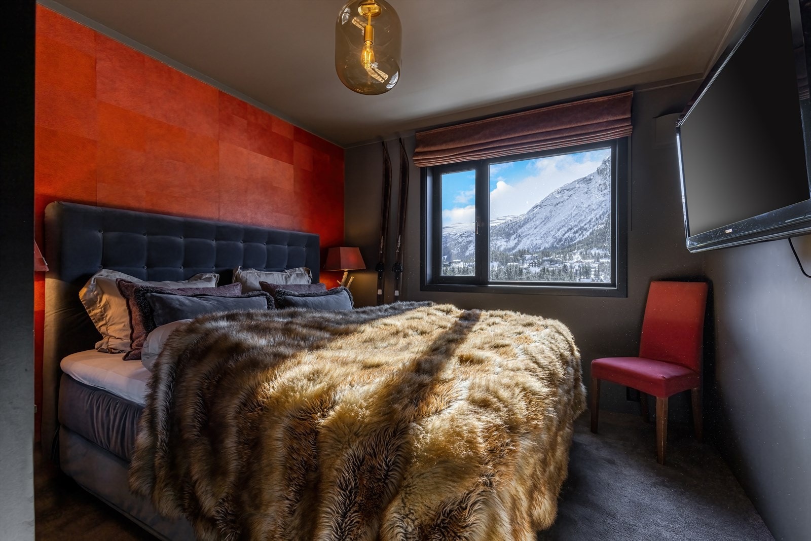 Soverom 1 i 1. etg med dobbelt garderobeskap. Galleribilde