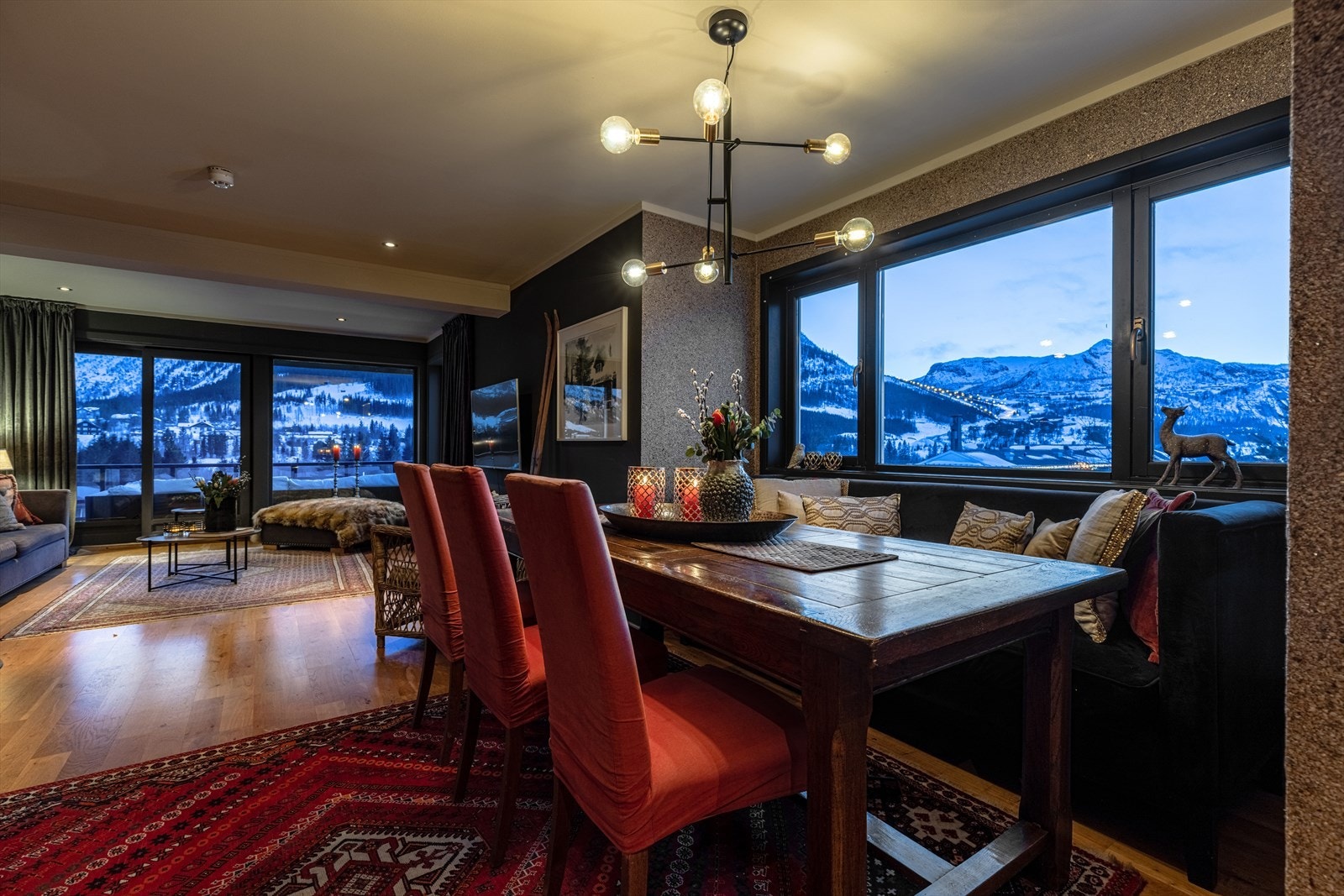 Smakfull leilighet med flere hyggelige sittesoner. Galleribilde