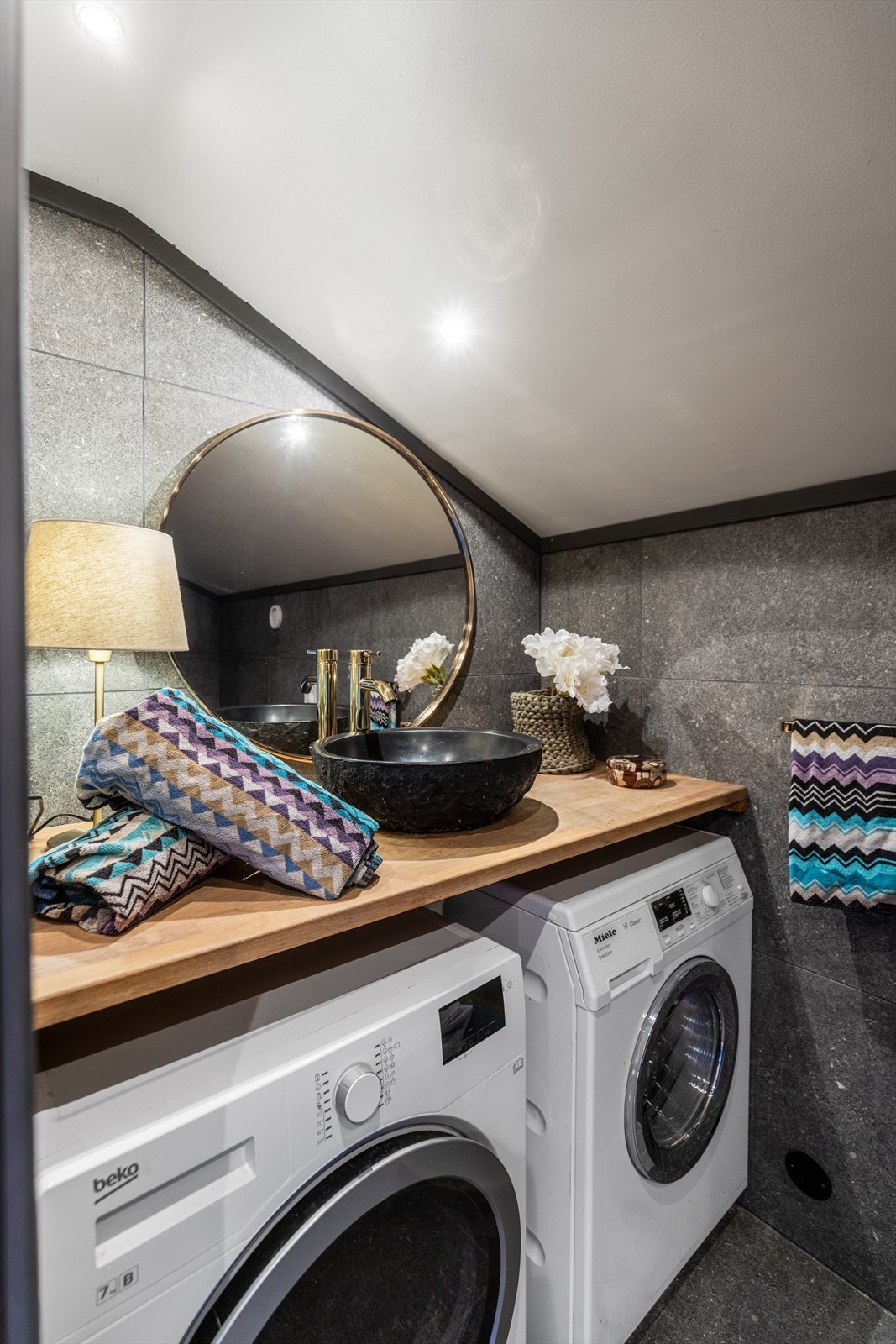 På baderom 2 er det praktisk innredet med plass til både vaskemaskin og tørketrommel. Også her er det toppmontert vask og downlights i himling. Galleribilde