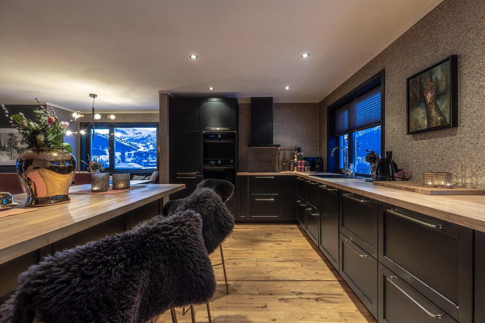 Integrerte hvitevarer; stekeovn, induksjonstopp, oppvaskmaskin, mikrobølgeovn og kjøl-/fryseskap. Galleribilde