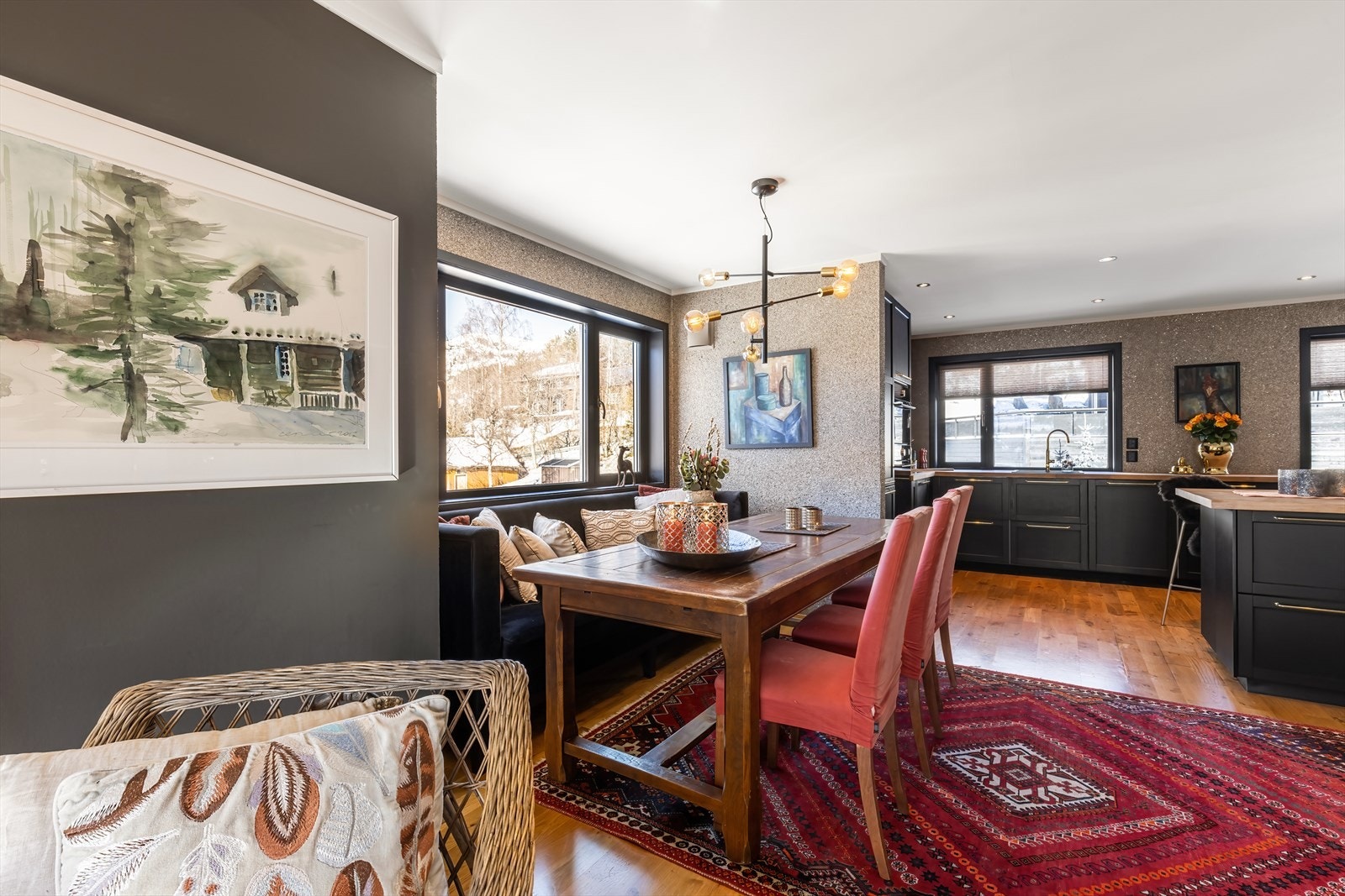 Koselig spisestue med mulighet for å dekke opp til hele storfamilien. Galleribilde