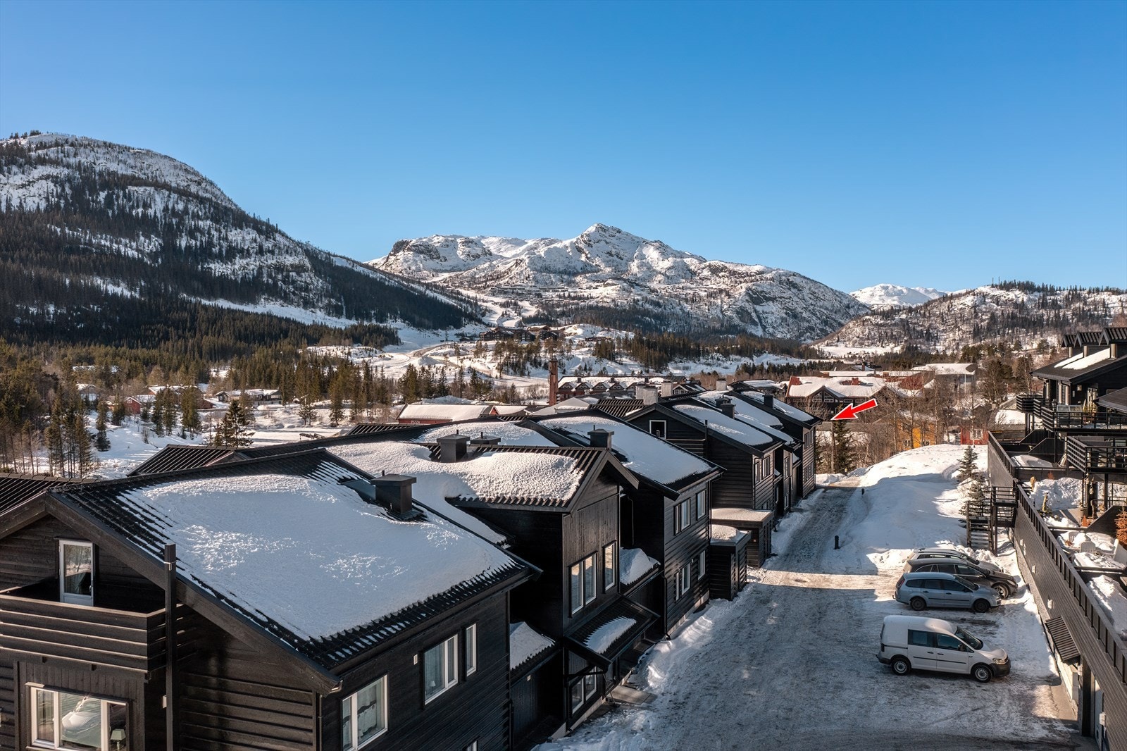 Leiligheten befinner seg få minutters gange fra alle fasiliteter sentrum har å by på. Galleribilde