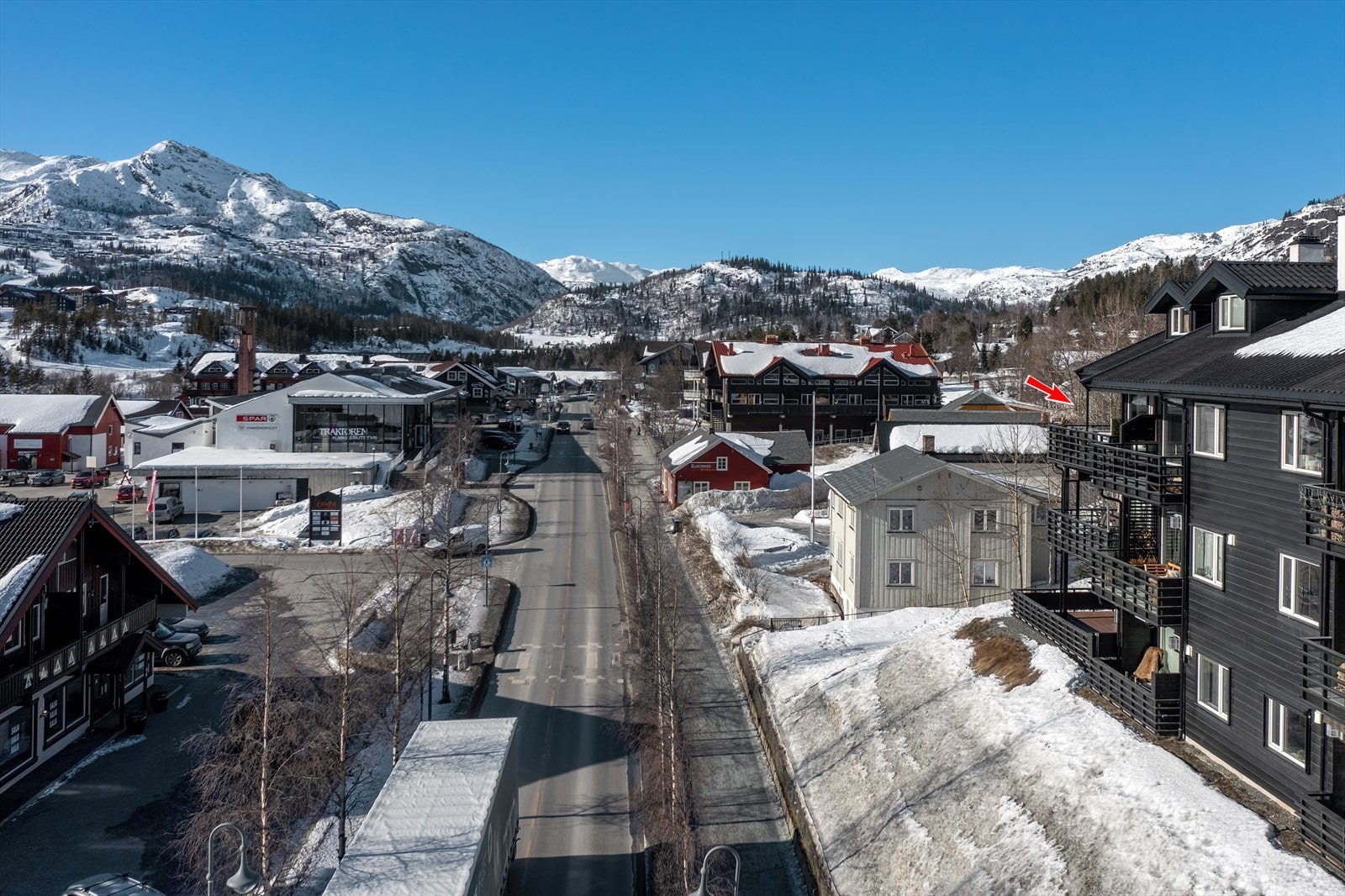 Haugentunet har en solrik og sentrumsnær beliggenhet.
Leiligheten ligger mot vest og har spektakulær utsikt. Galleribilde