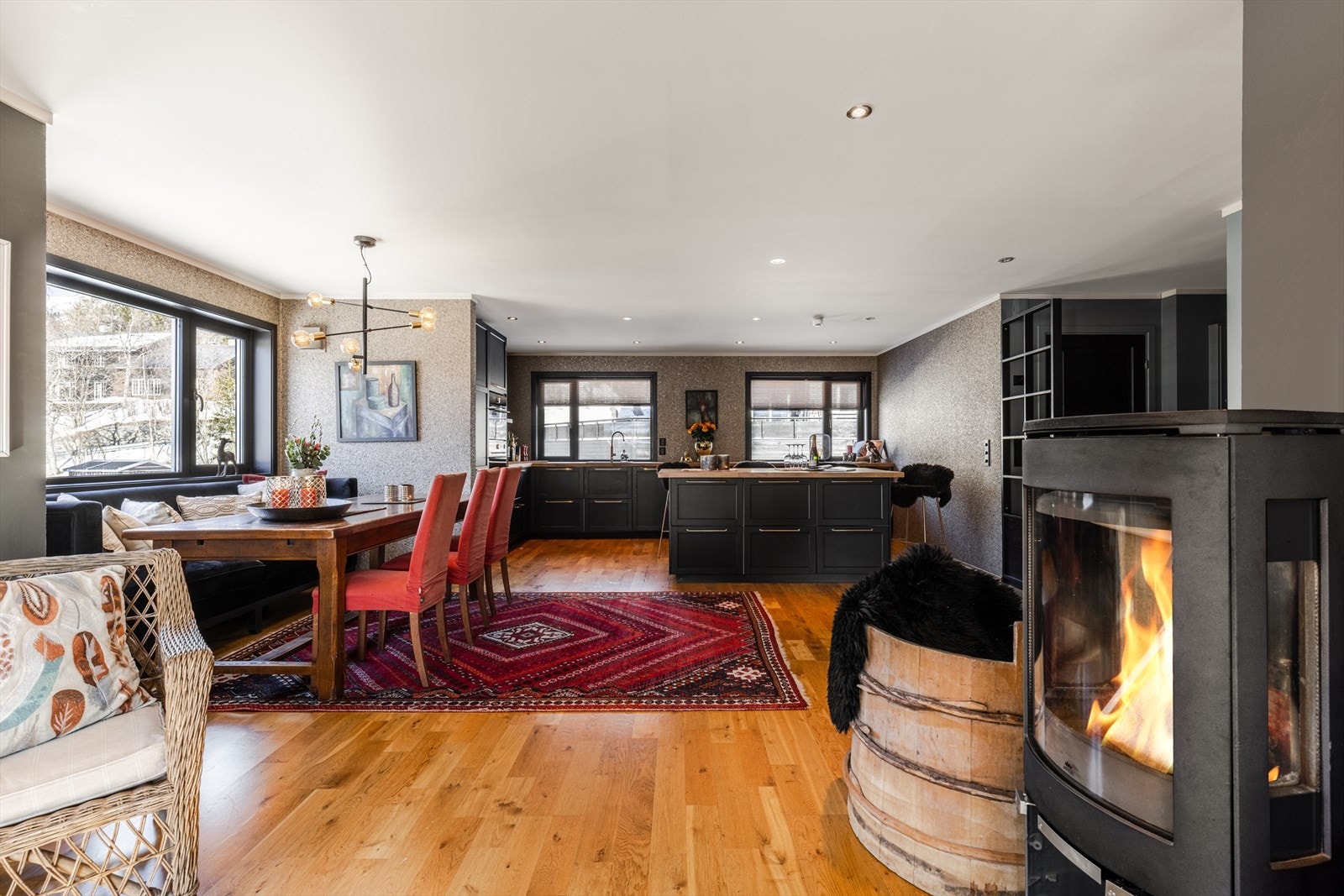 Oppholdsrommet er svært romslig og gir muligheter for flere møbleringsløsninger. Galleribilde