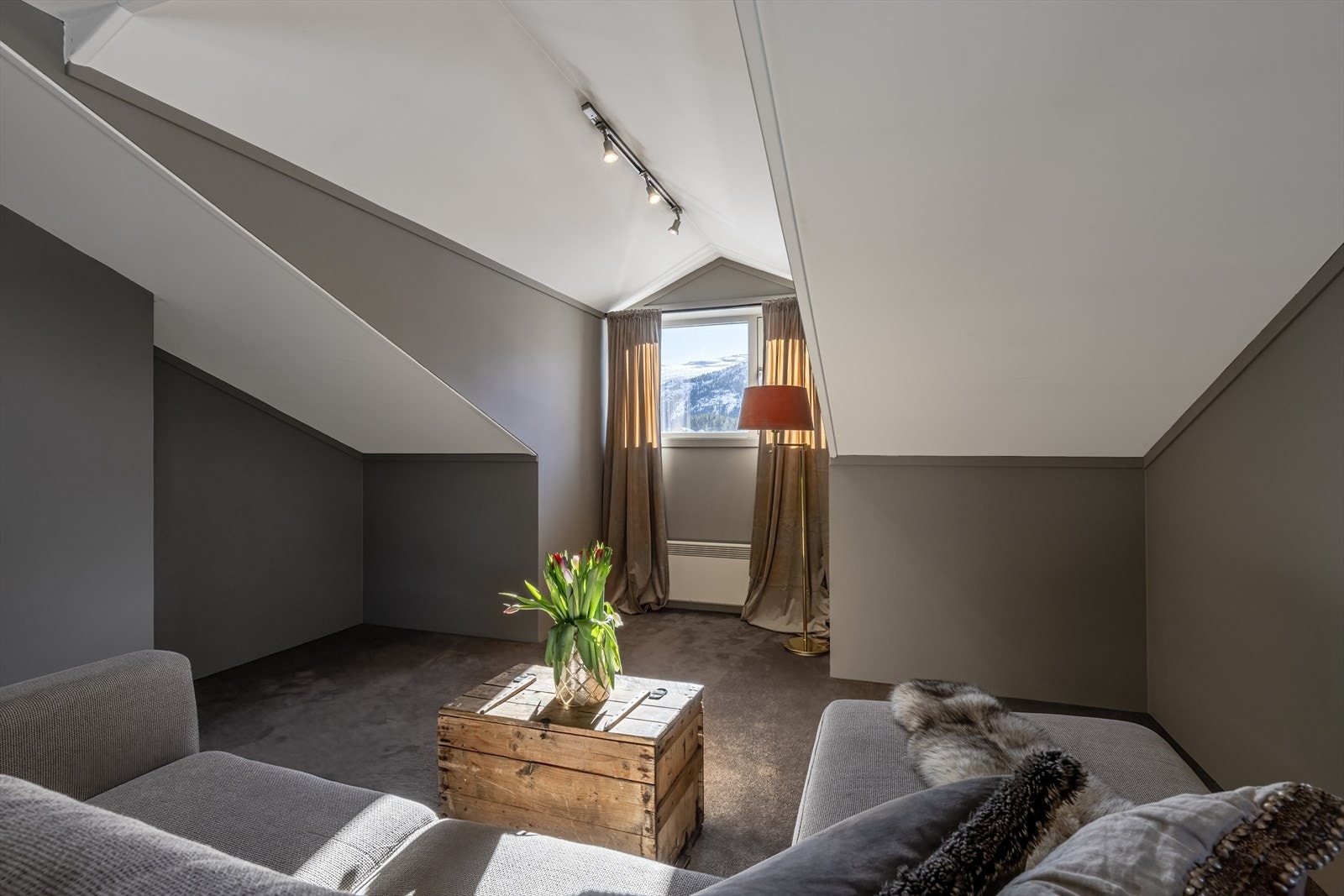 Sov i 2. etg med mange muligheter, også godkjent for 1 soverom til. Galleribilde