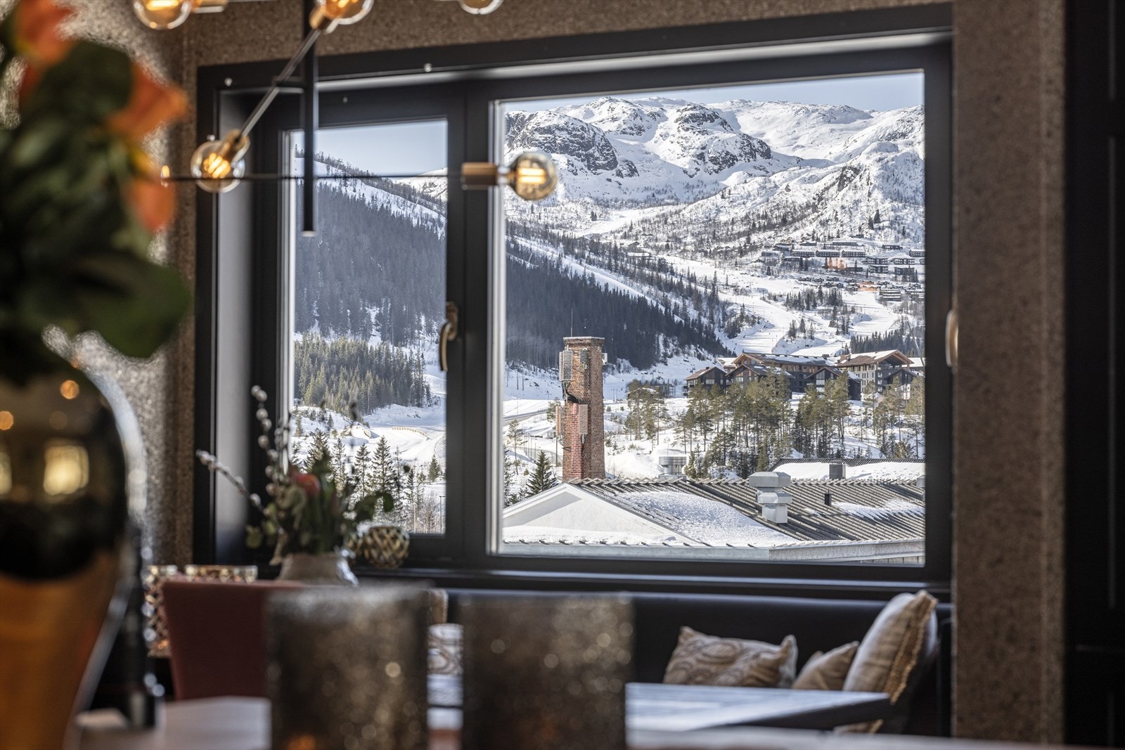 Fra spisestuen er det en unik utsikt mot bl.a Hemsedal Skisenter og fjellpartiene omkring. Galleribilde