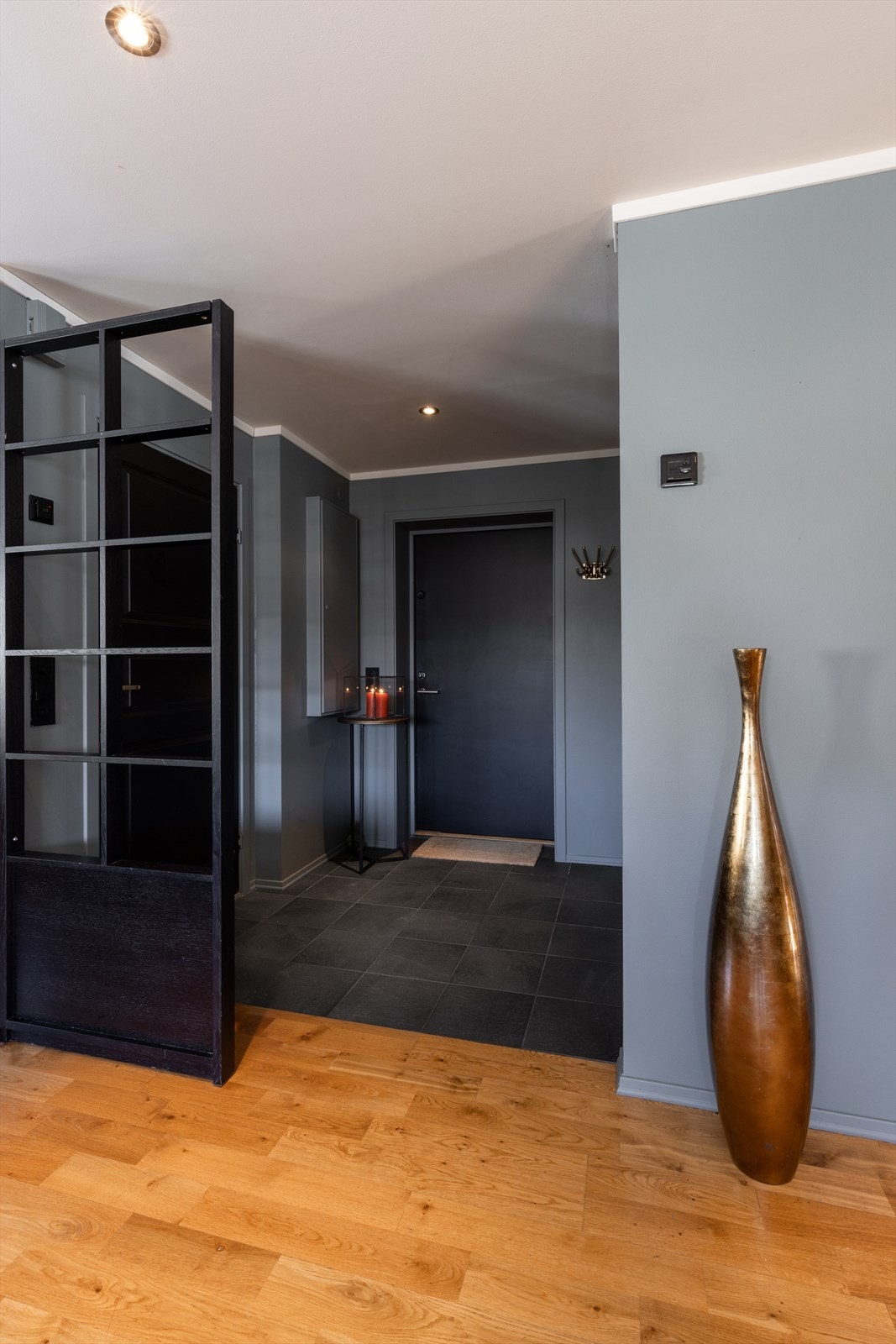 Inngangsparti med dobbelt garderobeskap og innvendig bod. Galleribilde