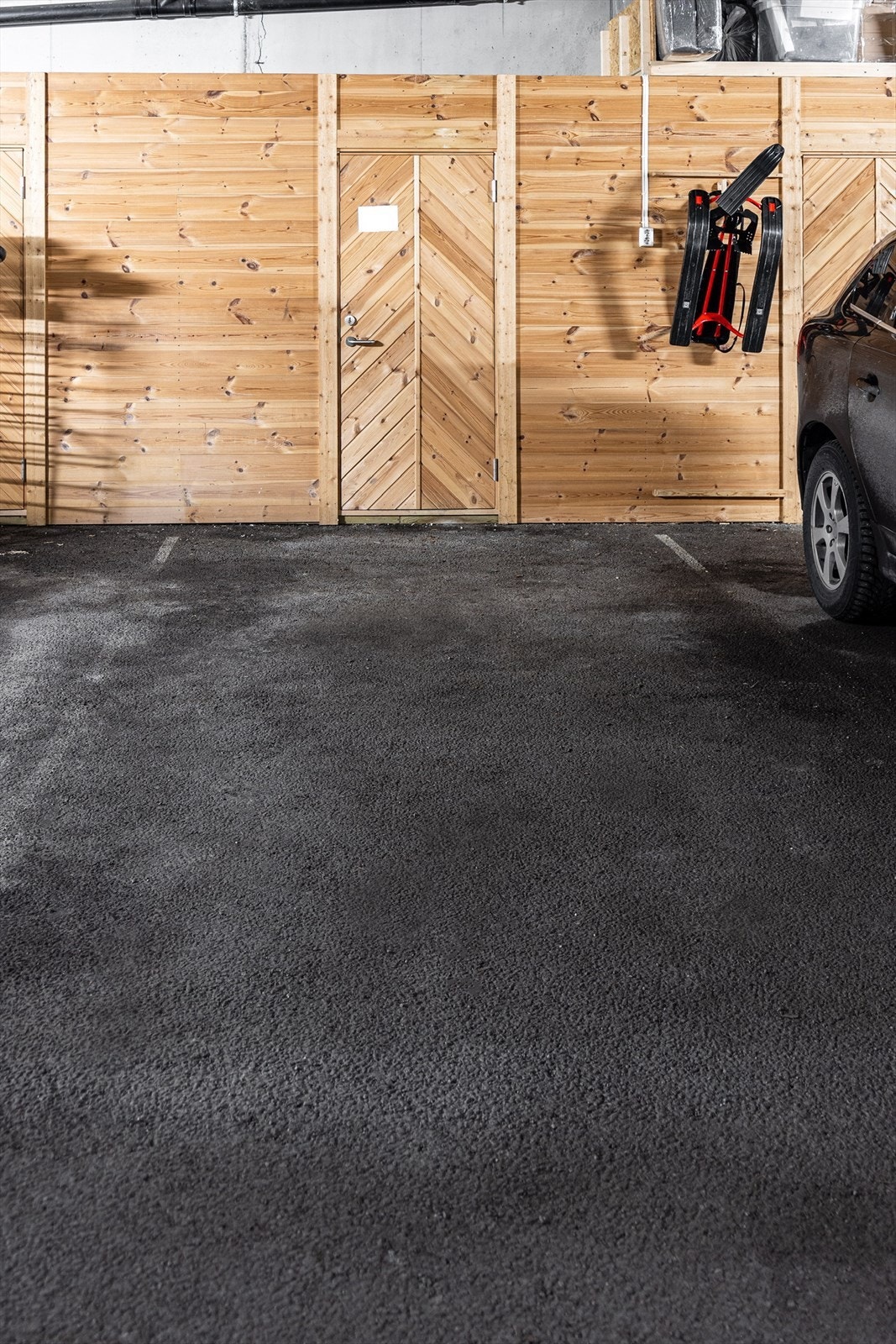 Parkeringsplass og bod i felles parkeringskjeller. Galleribilde