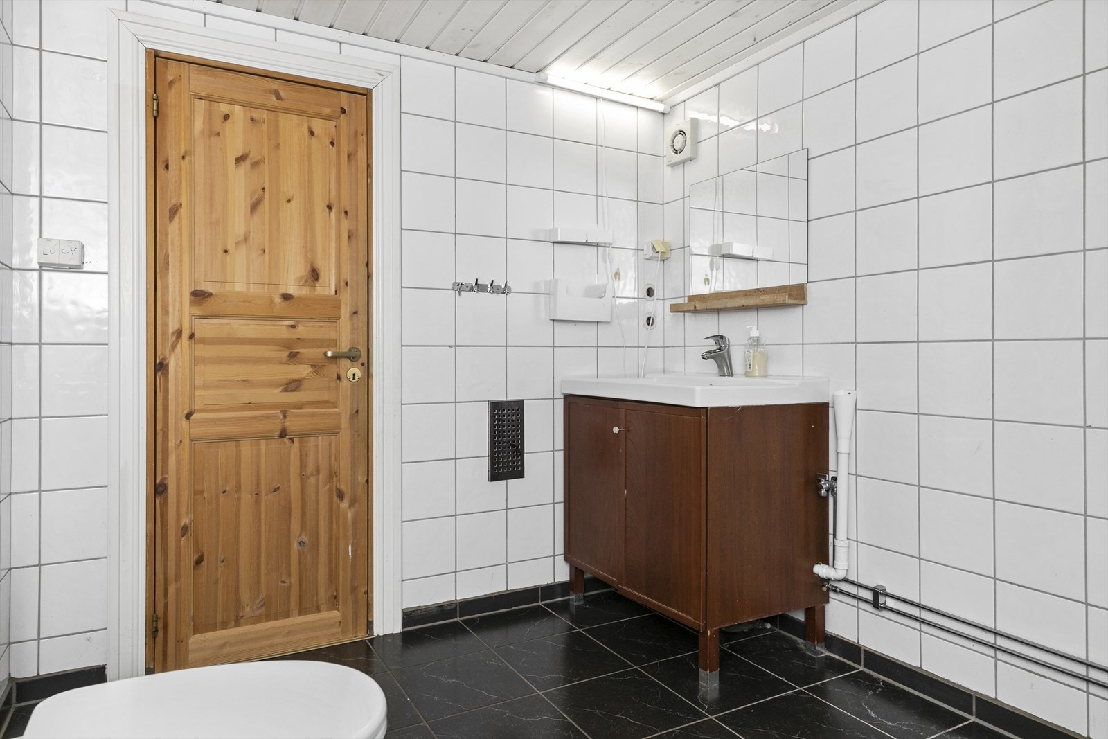 Stort flislagt dusjbad/wc/vaskerom i u.etg. Galleribilde