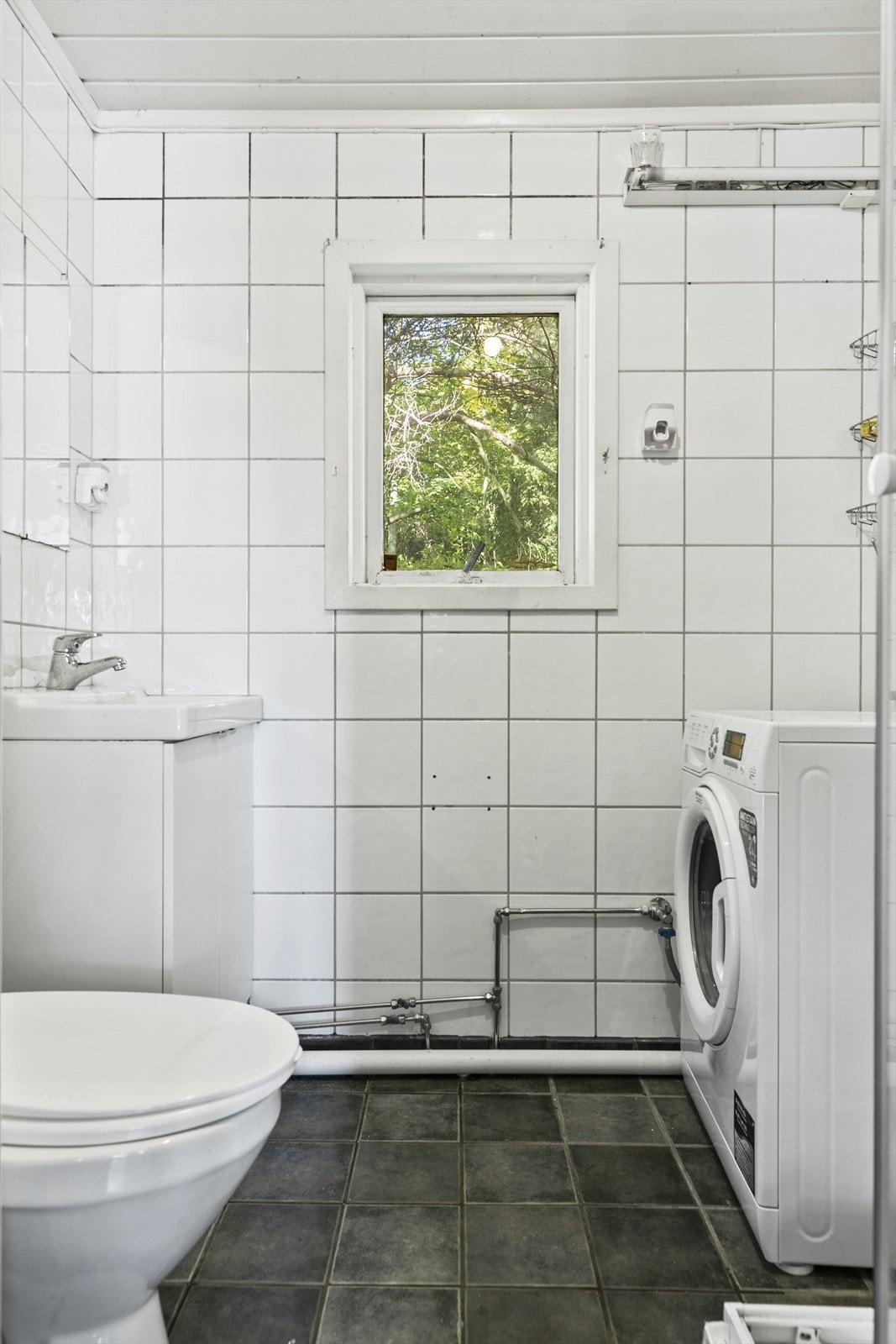 Flislagt dusjbad/wc/vaskerom Galleribilde