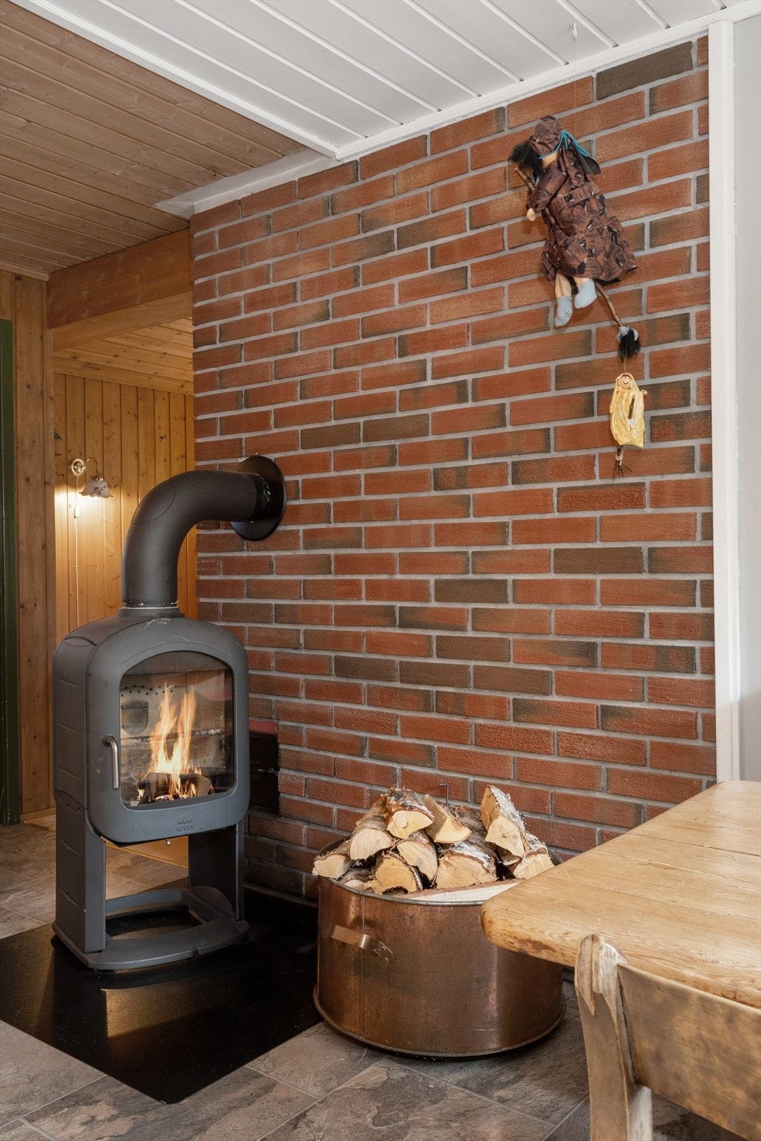 Kjøkkenet har plass til kjøkken/spisebord hvor man kan samles til måltider. Det er også etablert vedovn inn mot kjøkkenet, denne gir god stemning og god varme. Galleribilde