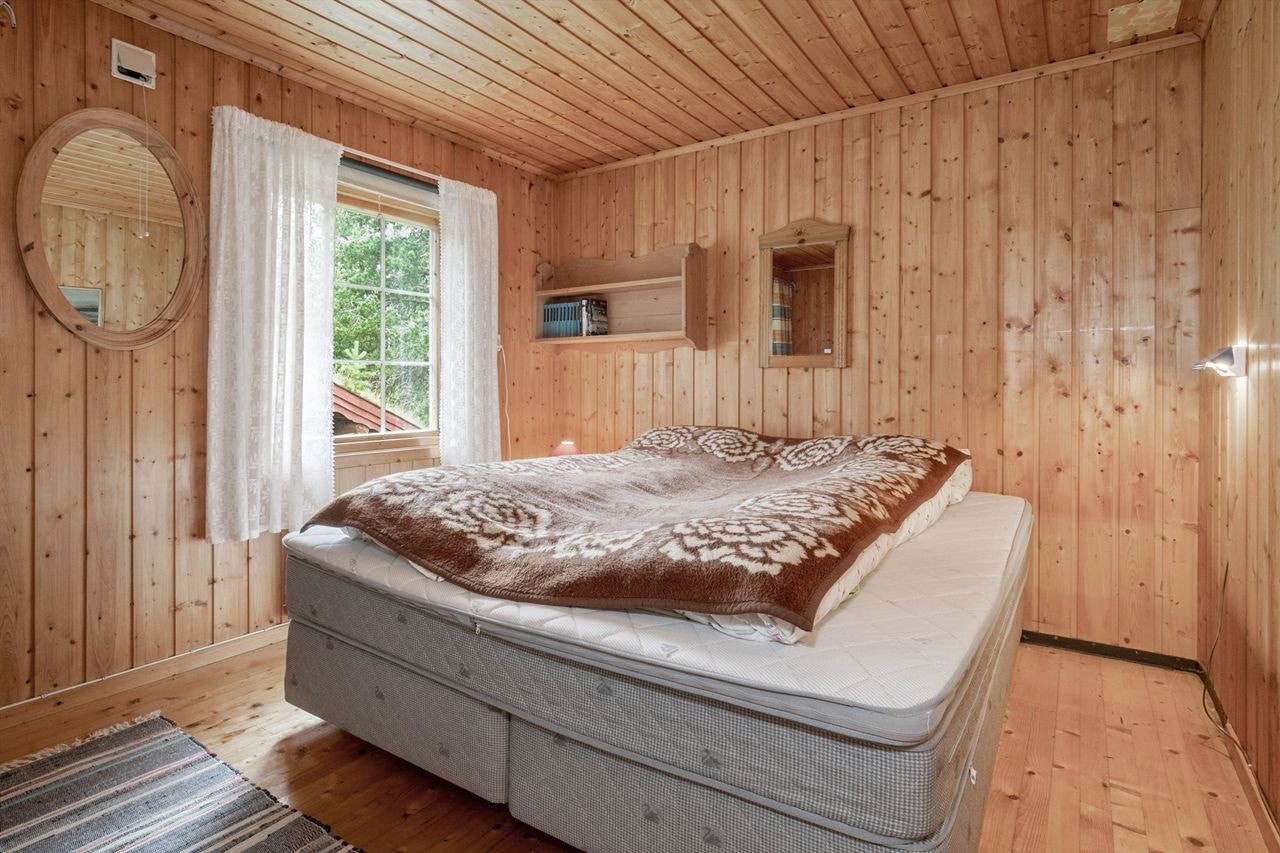 I hytta er det to soverom, med totalt fire soveplasser. Hovedsoverommet har panel på veggene, i himling og tregulv. Galleribilde