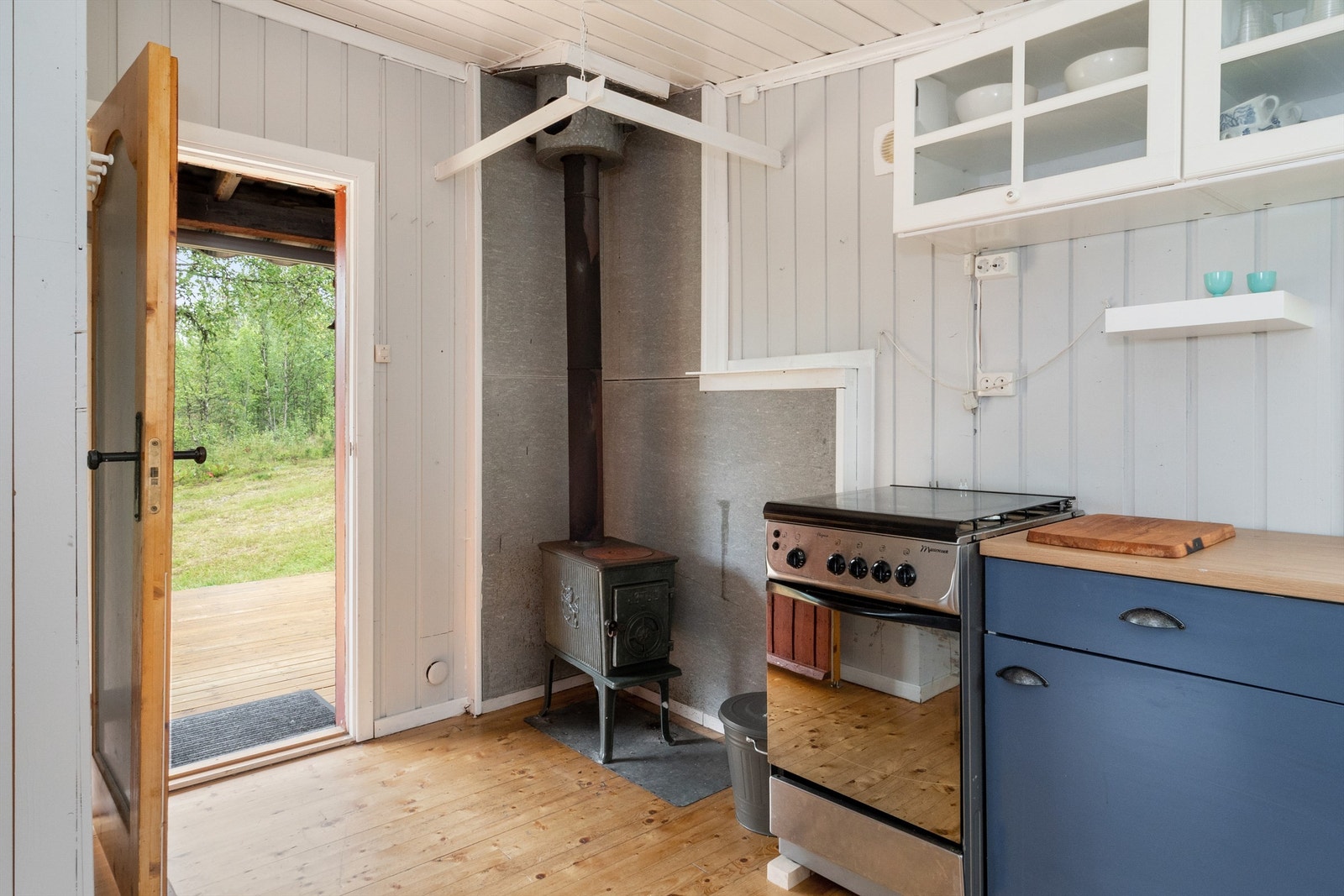 Kjøkkenet i annekset er innredet med enkel innredning og gasskomfyr. Galleribilde