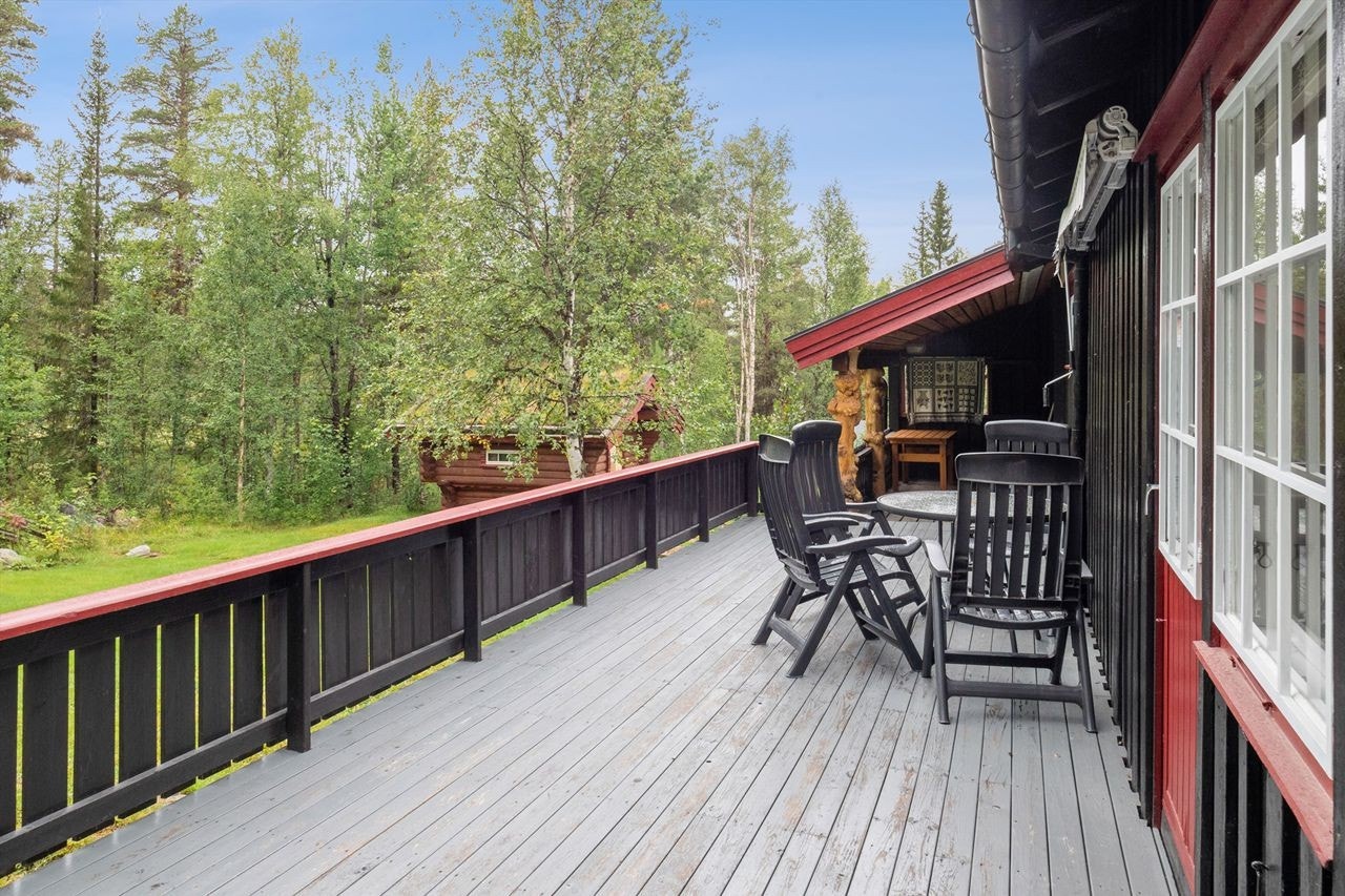 Terrasse med adkomst fra stuen hvor man kan nyte høstdagene. Galleribilde