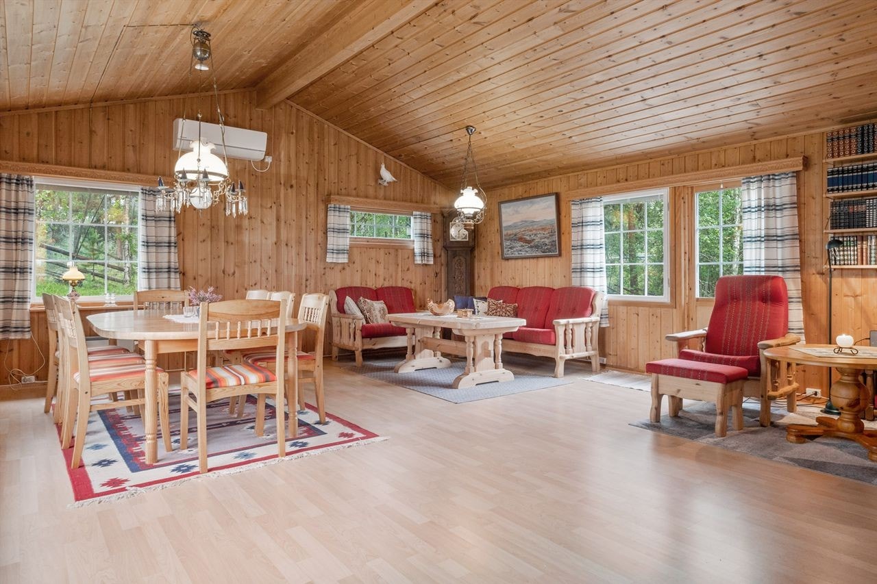 Stuen har panel på vegger og i himling, samt laminat på gulvet. Galleribilde