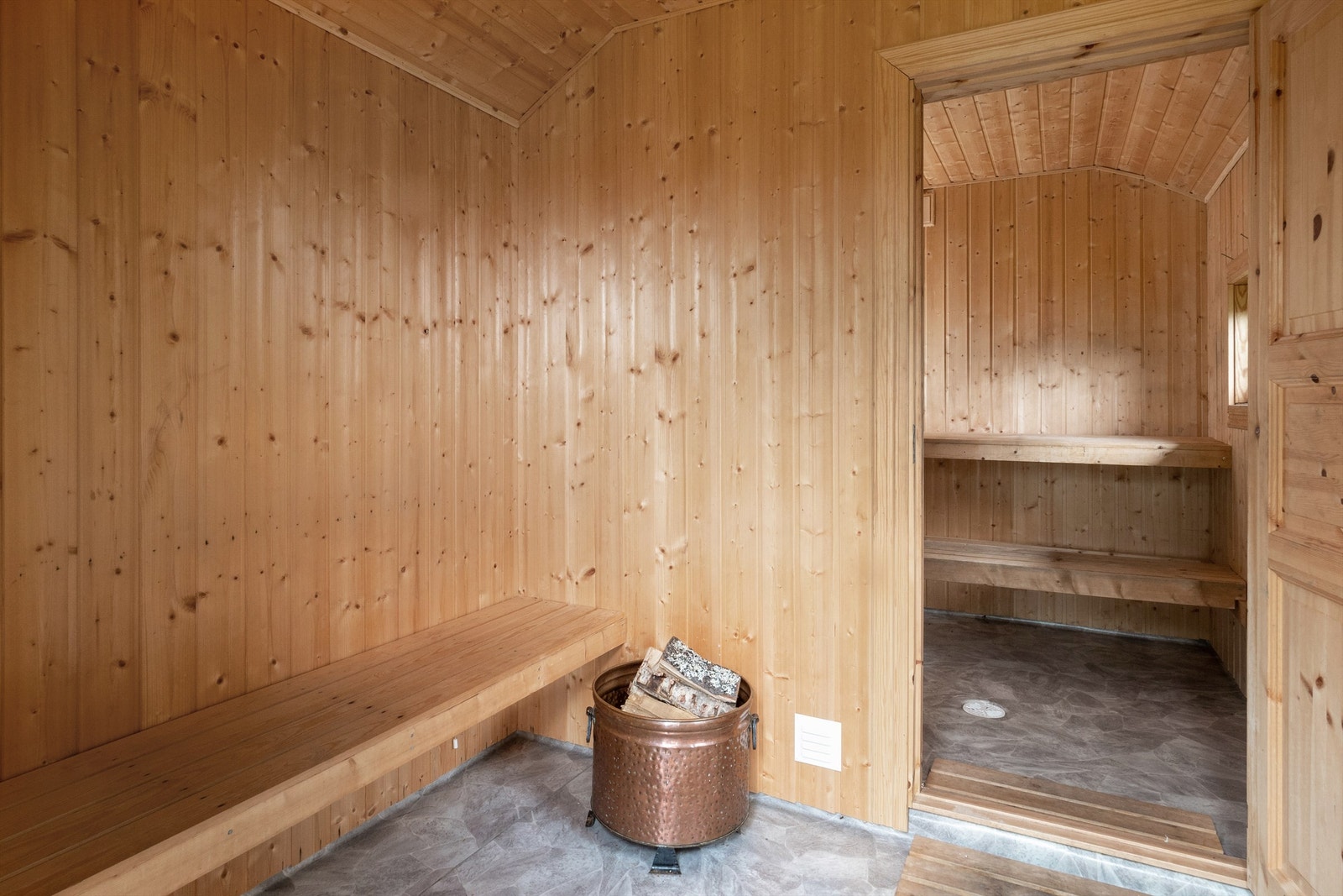 Badstuen har en forgang med plassbygd benk. Galleribilde