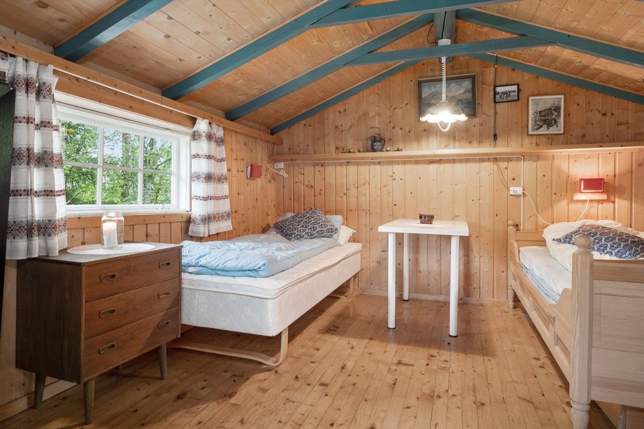 Soverom i annekset. Annekset har panel på veggene og i himling, samt tregulv. Galleribilde