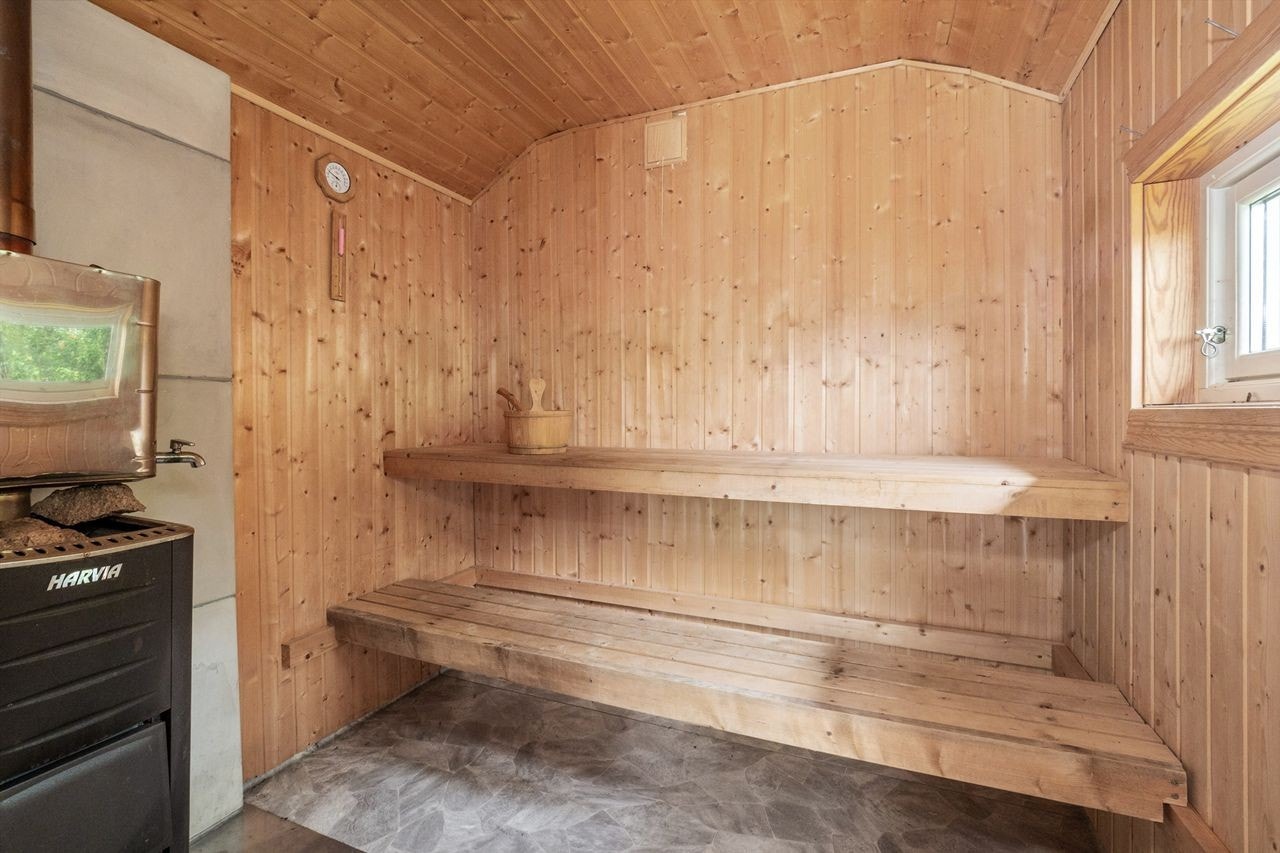 Badstu med plassbygde trebenker. Galleribilde