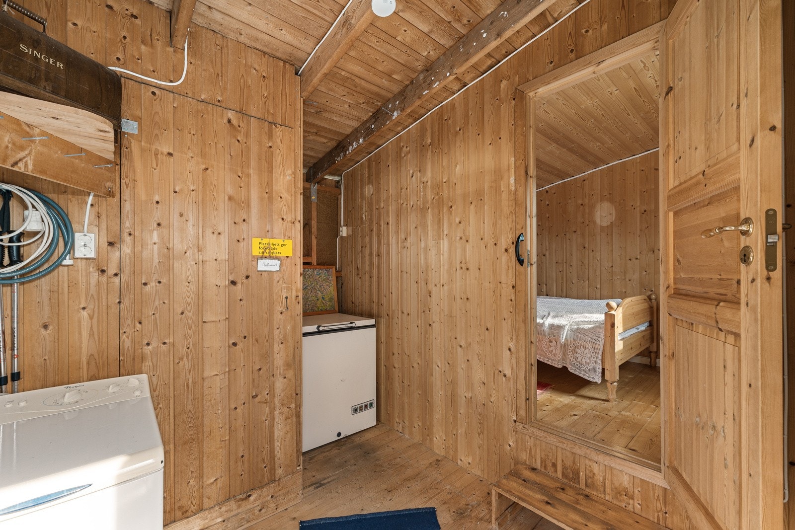I uthuset finner du både wc/utedo og soverom Galleribilde