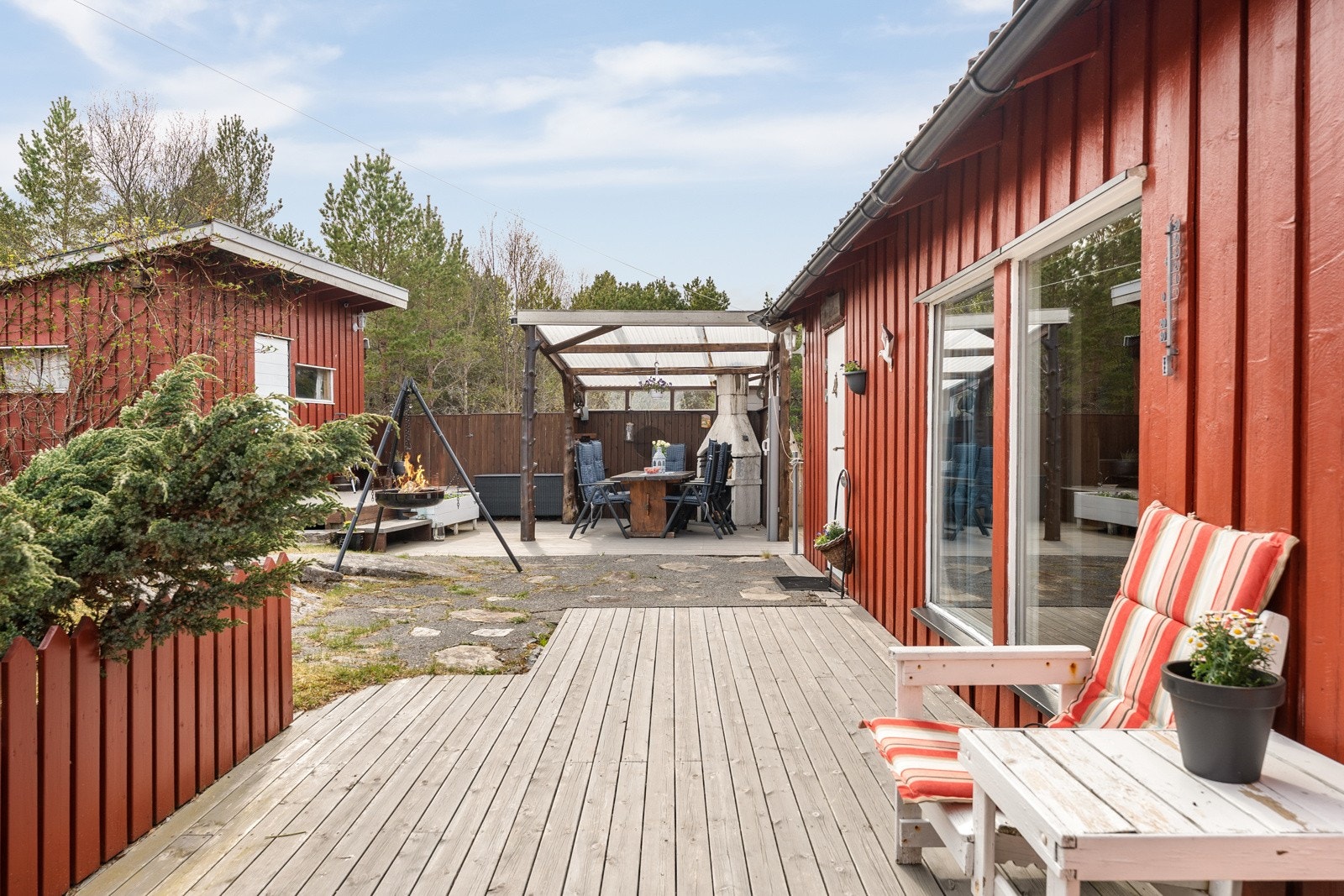 Stor flott terrasse hvor man kan nyte varme sommerdager Galleribilde