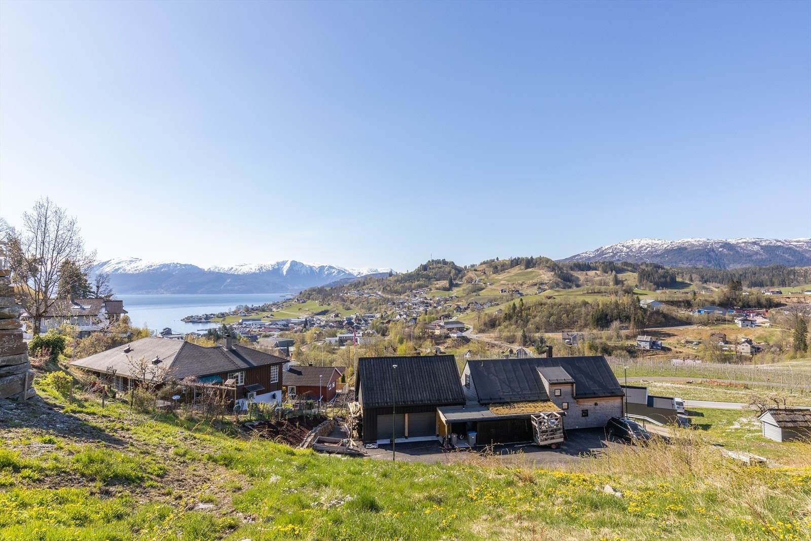 Utsikt mot nærområdet, Hardangerfjorden og Folgefonna Galleribilde