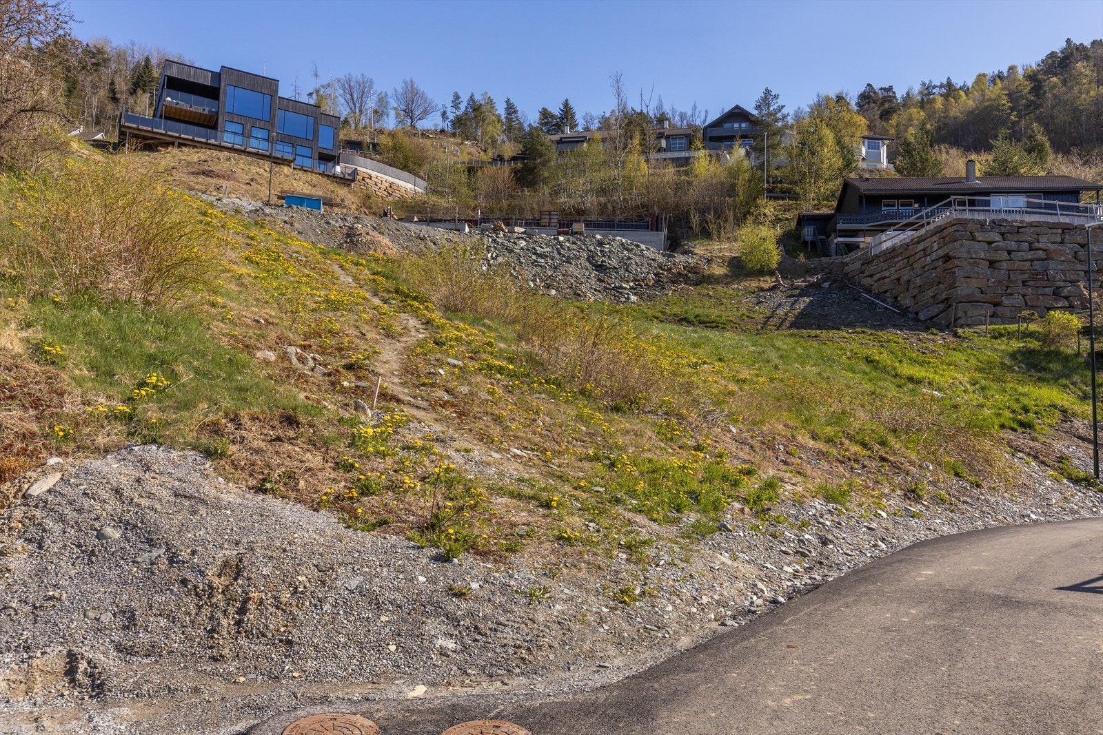 Tomten er i nedre halvdel av bildet Galleribilde
