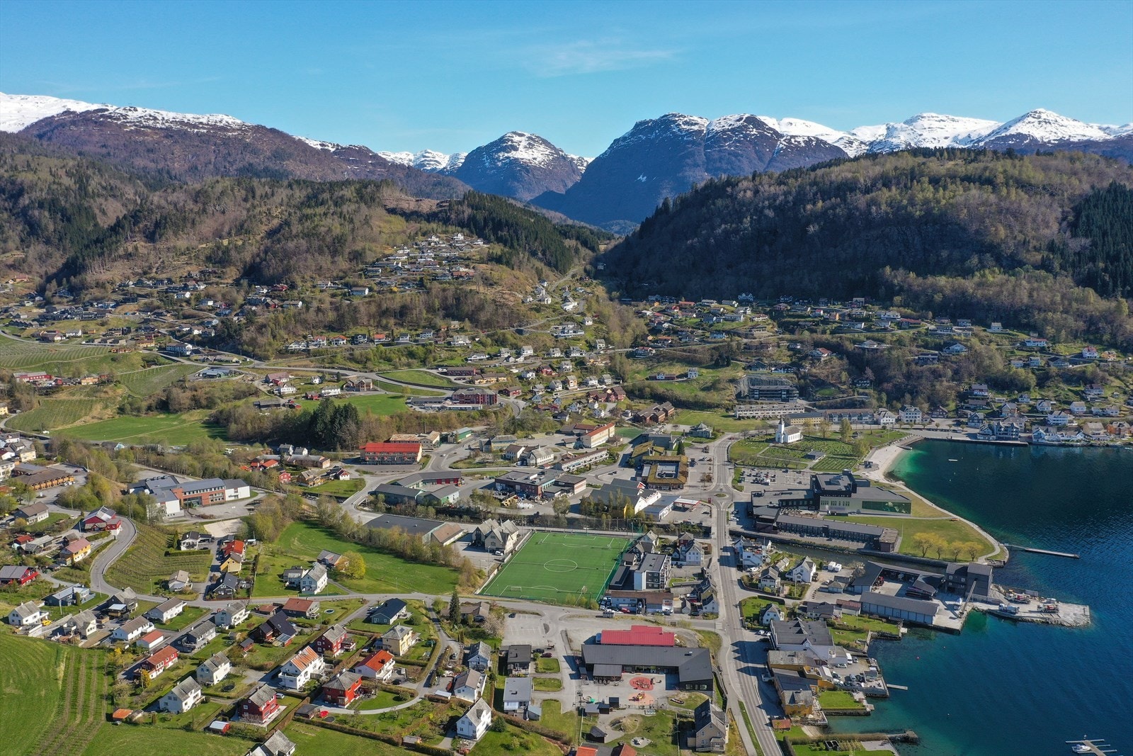 I Øystese sentrum finner man sandstrand, parkområder og fotballbane, skoler og barnehager i tillegg til butikker m.m! Galleribilde
