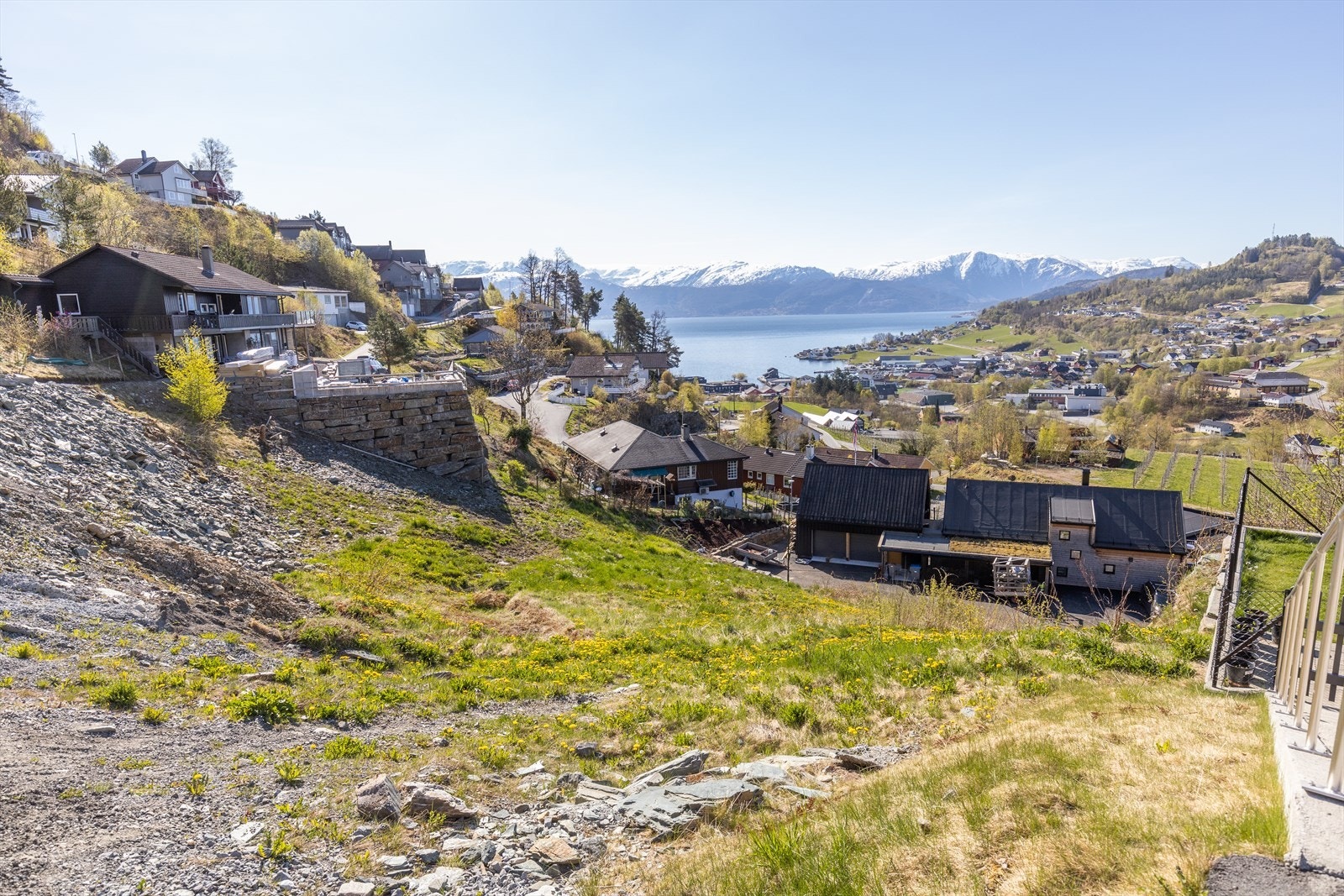 Tomten ligger i nedre del av bildet Galleribilde