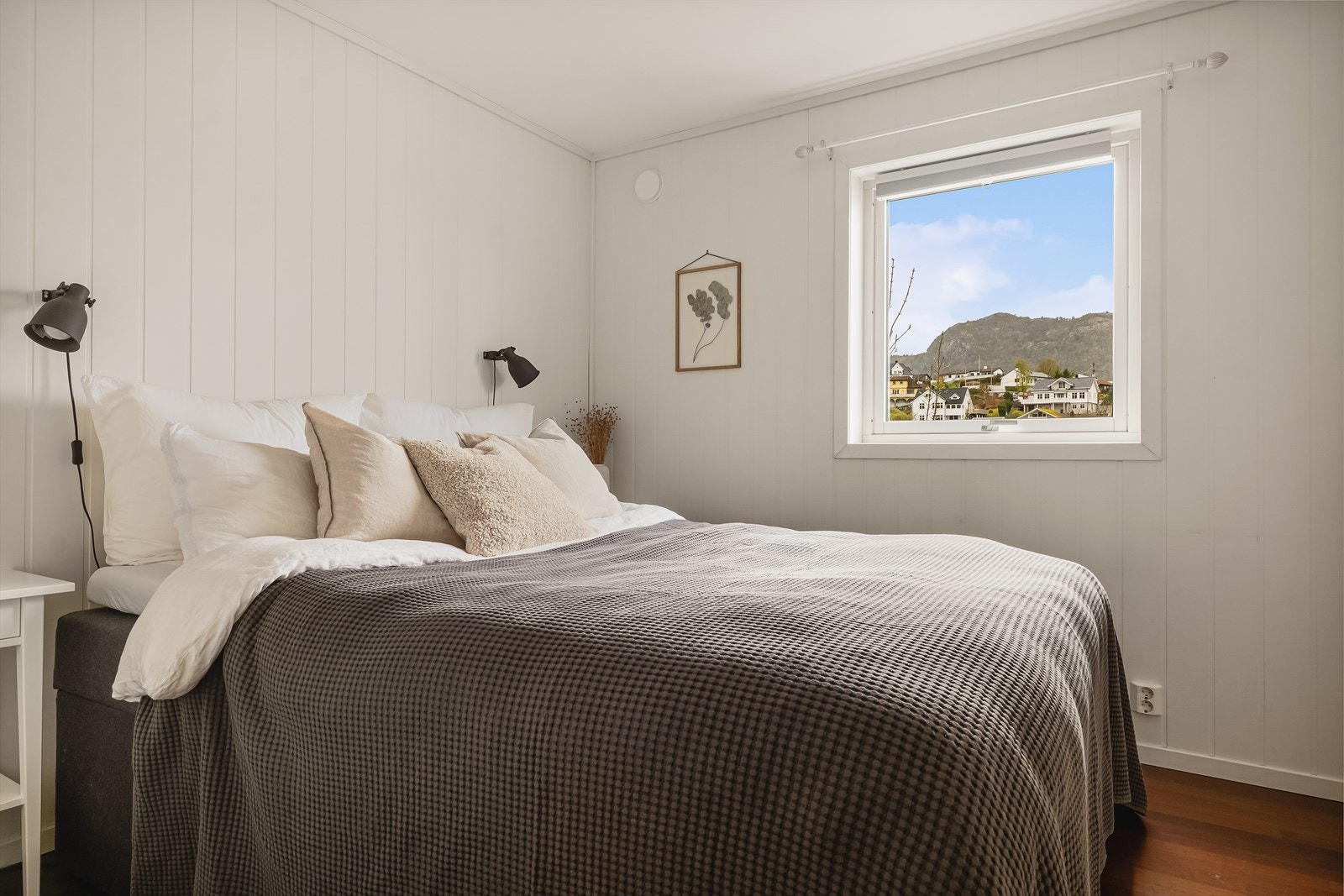 Det største soverommet har god plass til dobbeltseng, garderobe og øvrig soveromsinnredning. Galleribilde