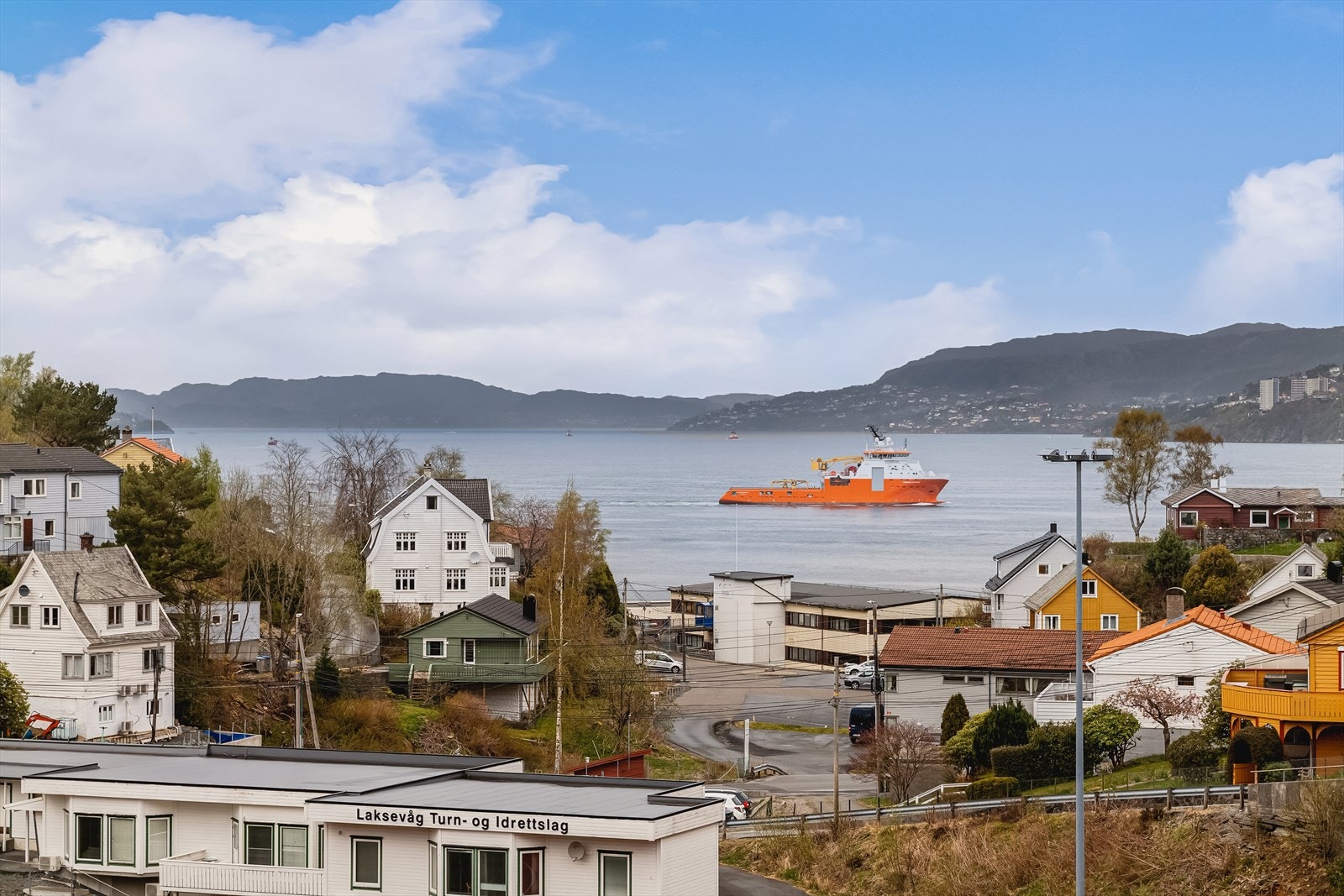 Tenk å kunne nyte de gode solforholdene og denne utsikten! Her har du sol til 23 midtsommers! Galleribilde