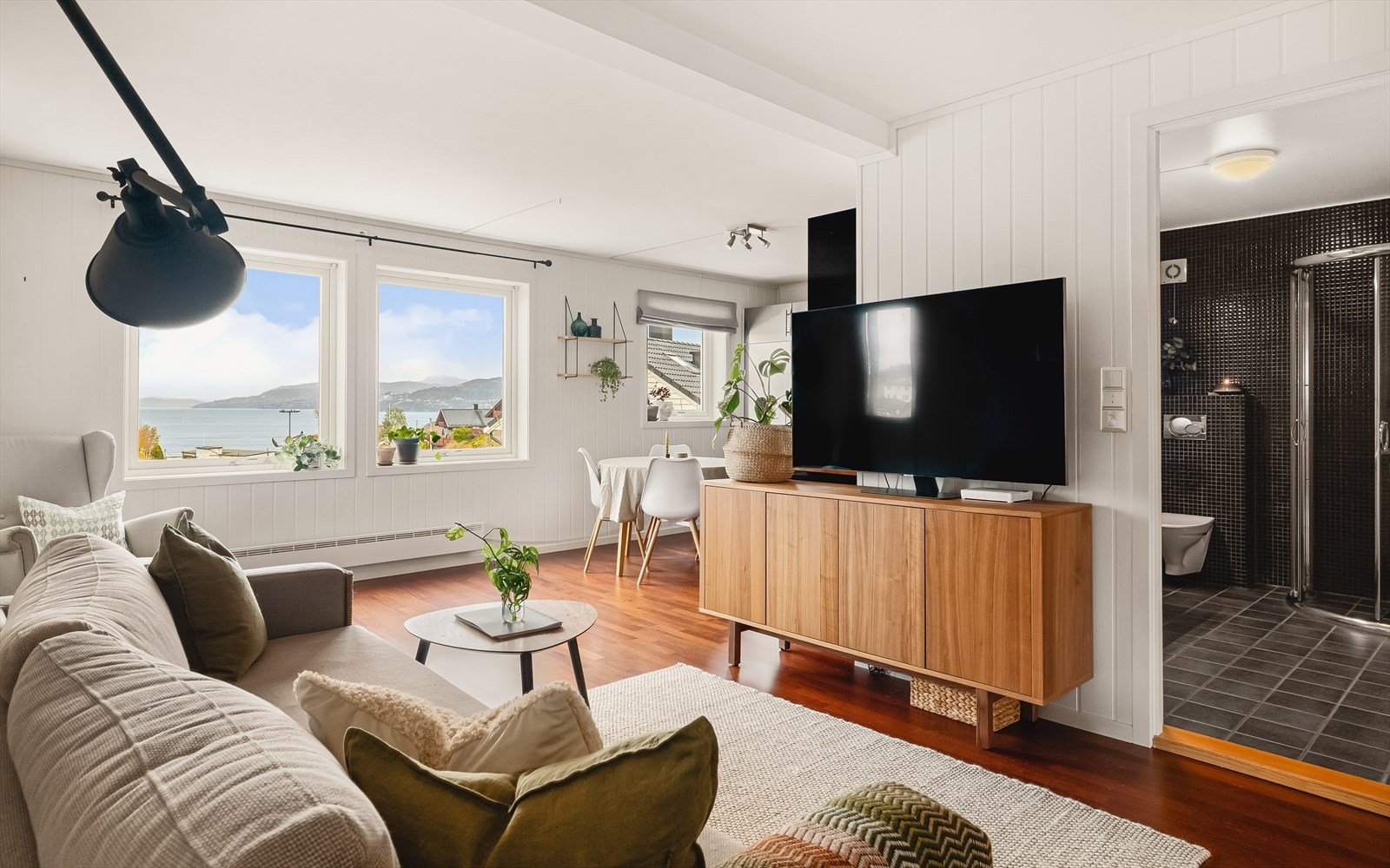 God plass til sofagruppen, også under vinduene ved ønske om mer sofaplass. Tenk å ha arbeidspult ved vinduene og nyte utsikten under lesing eller jobb. Galleribilde